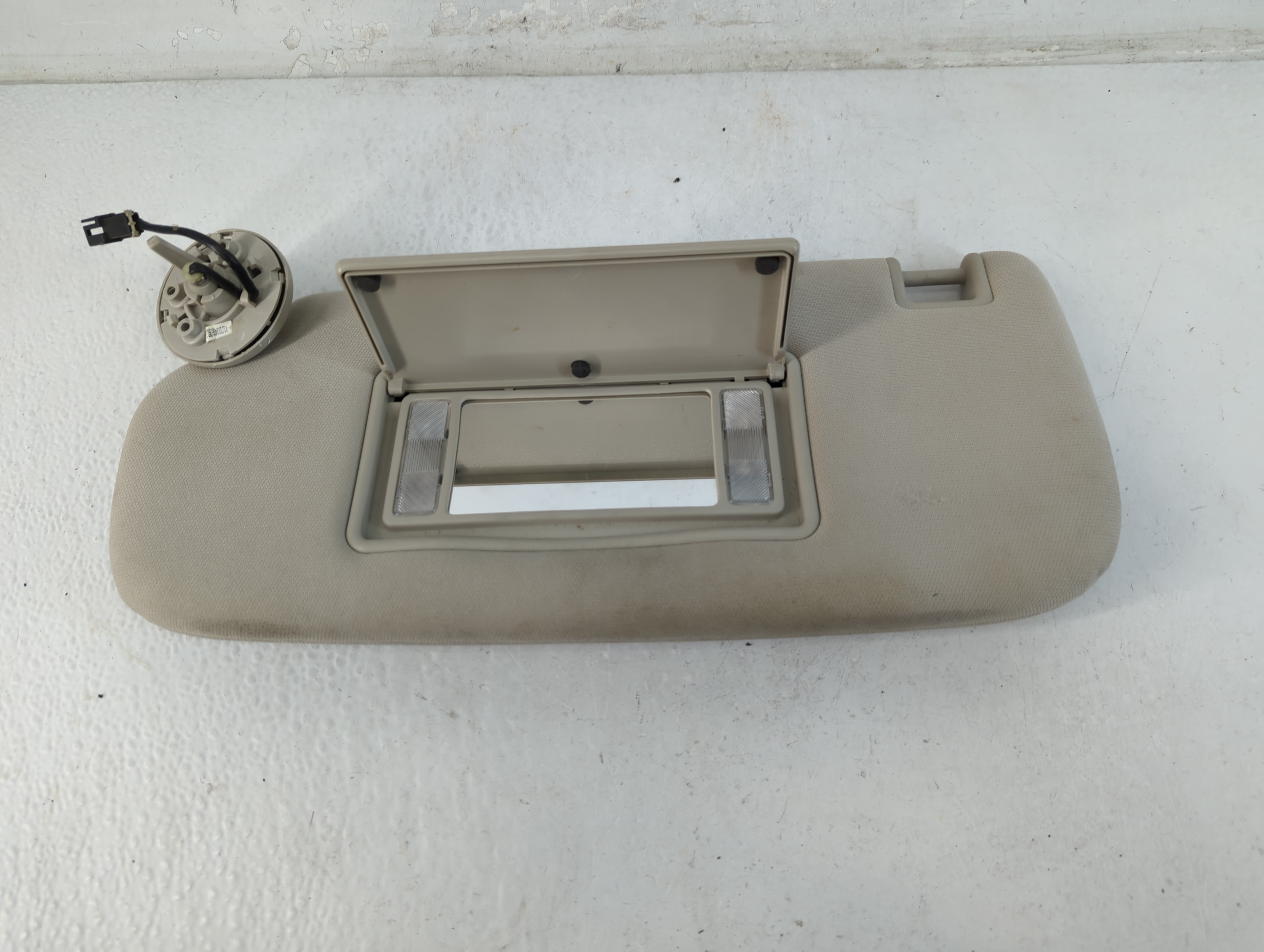 2011-2013 Jeep Grand Cherokee Driver Sun Visor Mirror Left Sunvisor 1071888 - Oemusedautoparts1.com