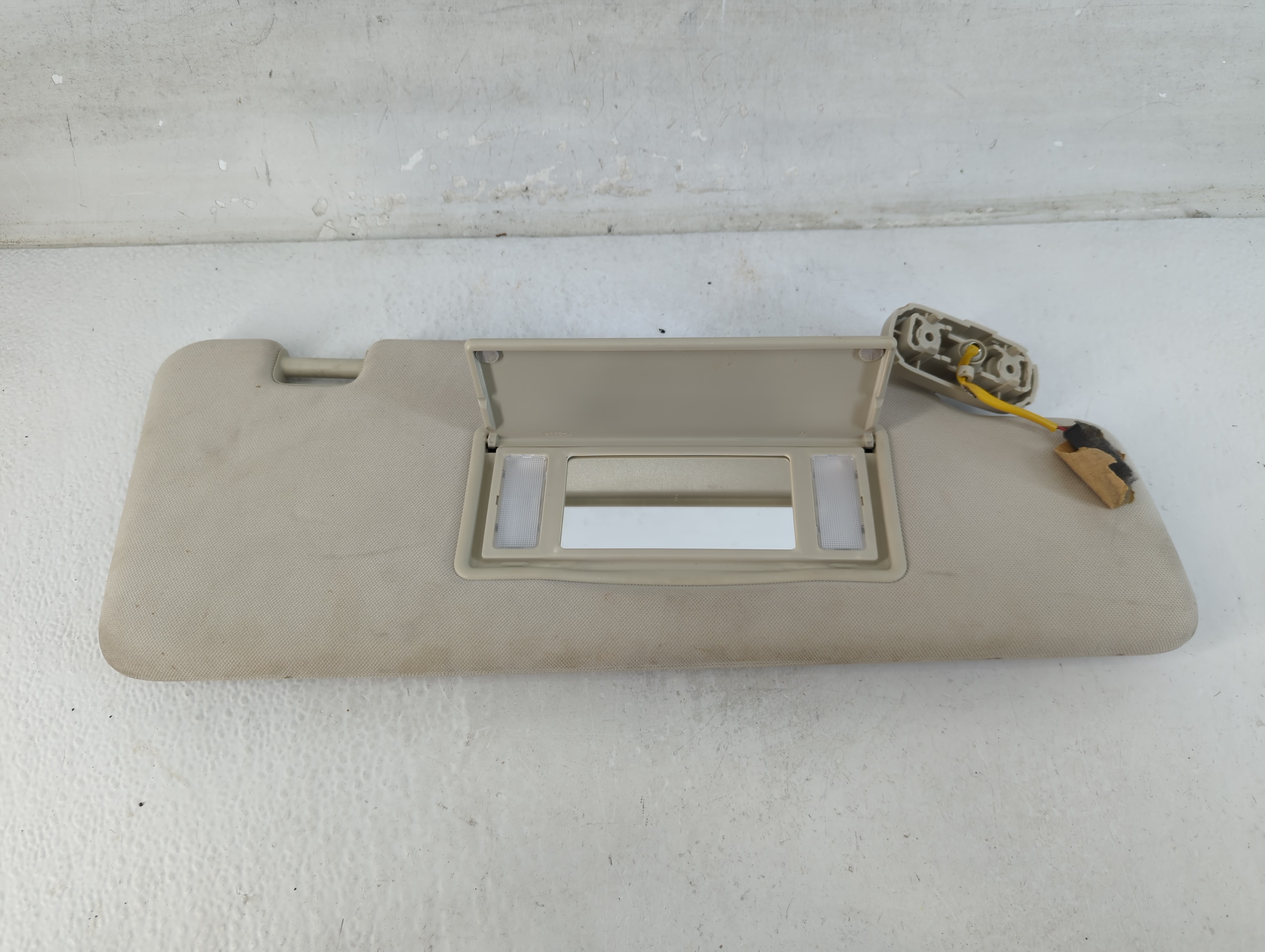 2010 Land Rover Range Rover Sport Passenger Sun Visor Mirror Right Sunvisor 1071891 - Oemusedautoparts1.com