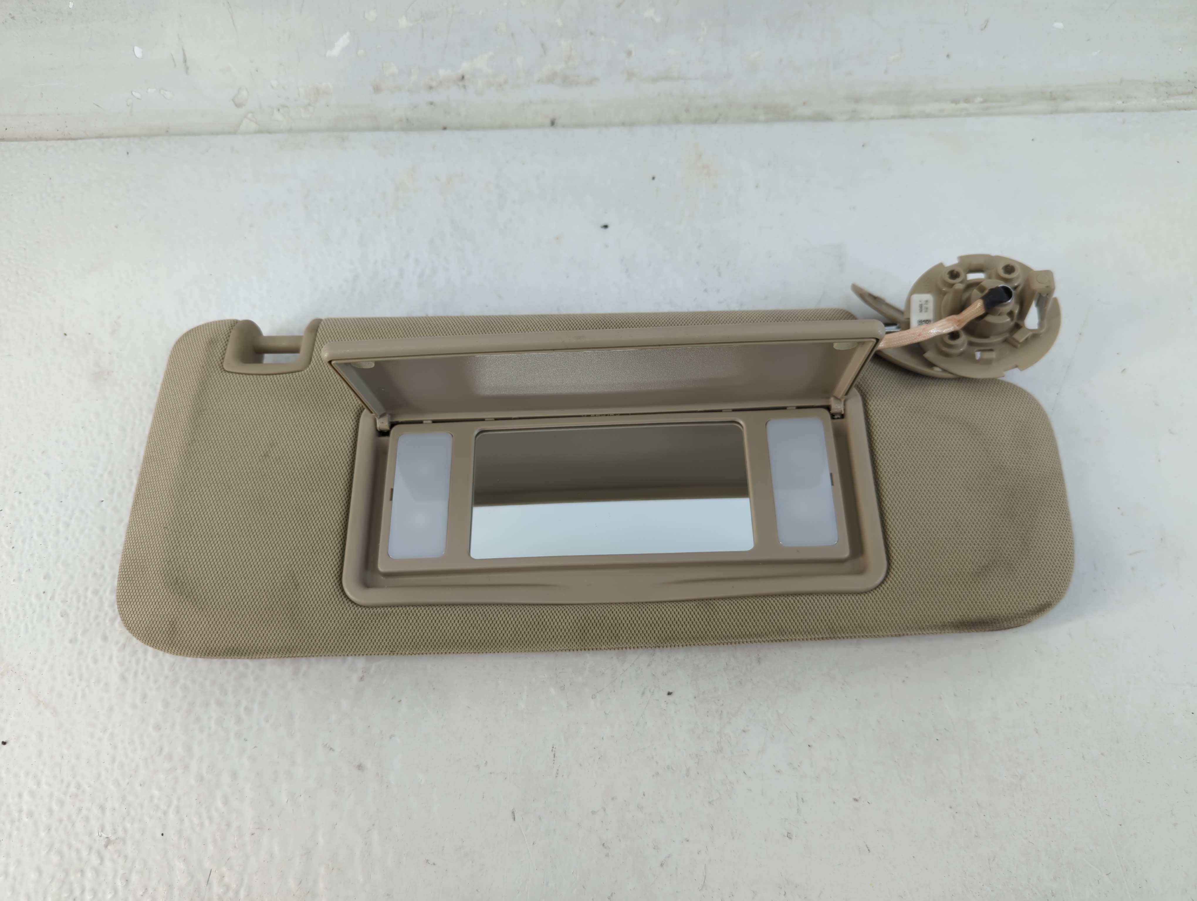 2016-2016 Buick Lacrosse Passenger Sun Visor Mirror Right Sunvisor Beige 1071892 - Oemusedautoparts1.com