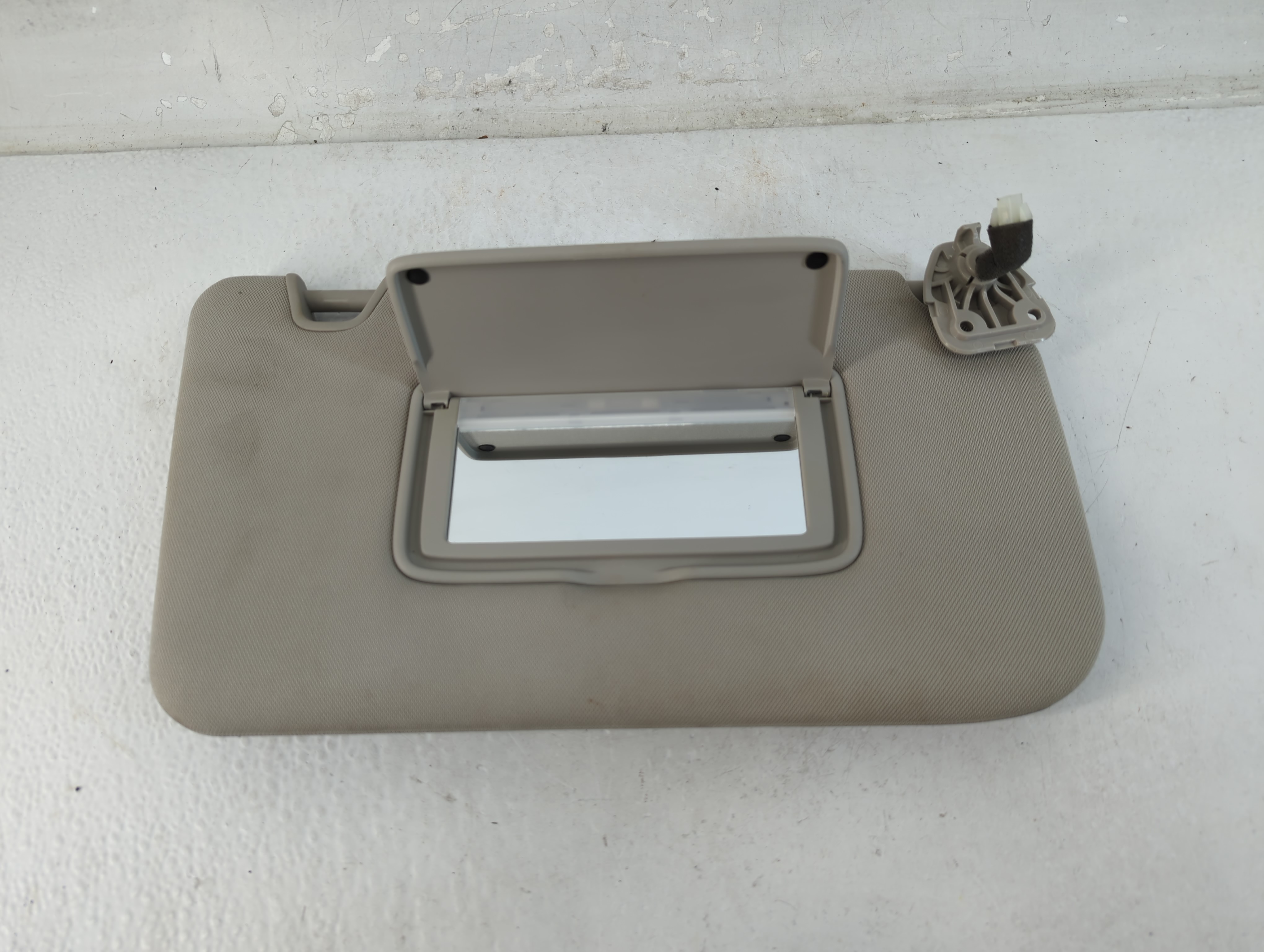 2014-2017 Nissan Rogue Passenger Sun Visor Mirror Right Sunvisor Grey 1071895 - Oemusedautoparts1.com