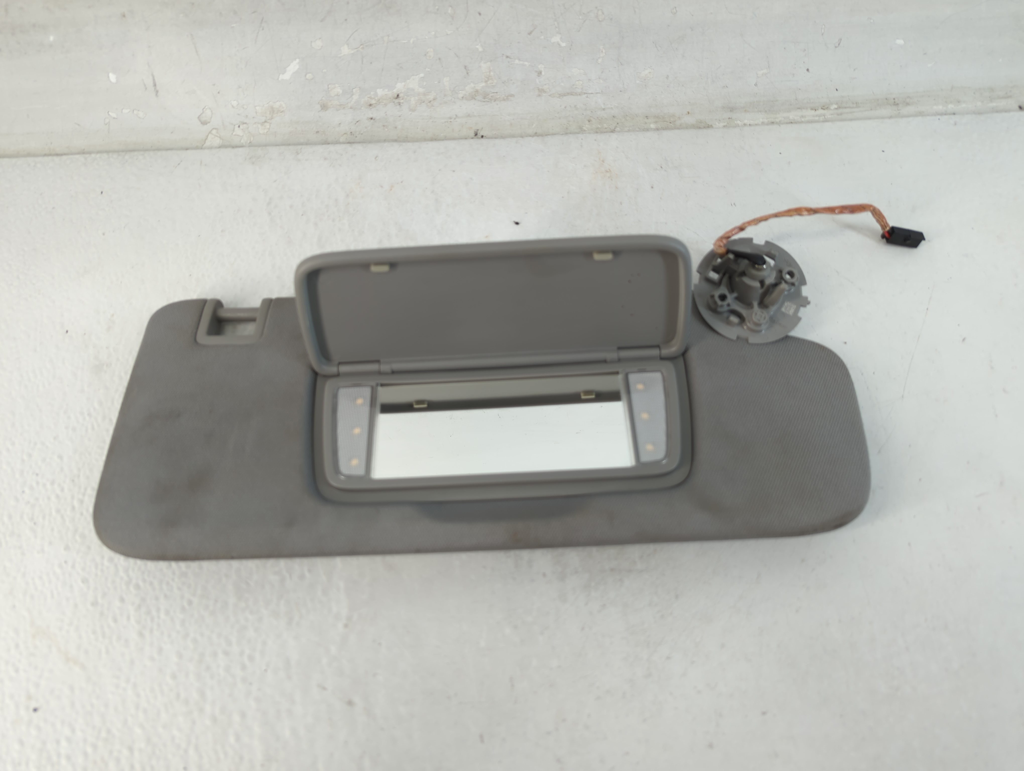 2020-2022 Chevrolet Equinox Passenger Sun Visor Mirror Right Sunvisor 1071905 - Oemusedautoparts1.com