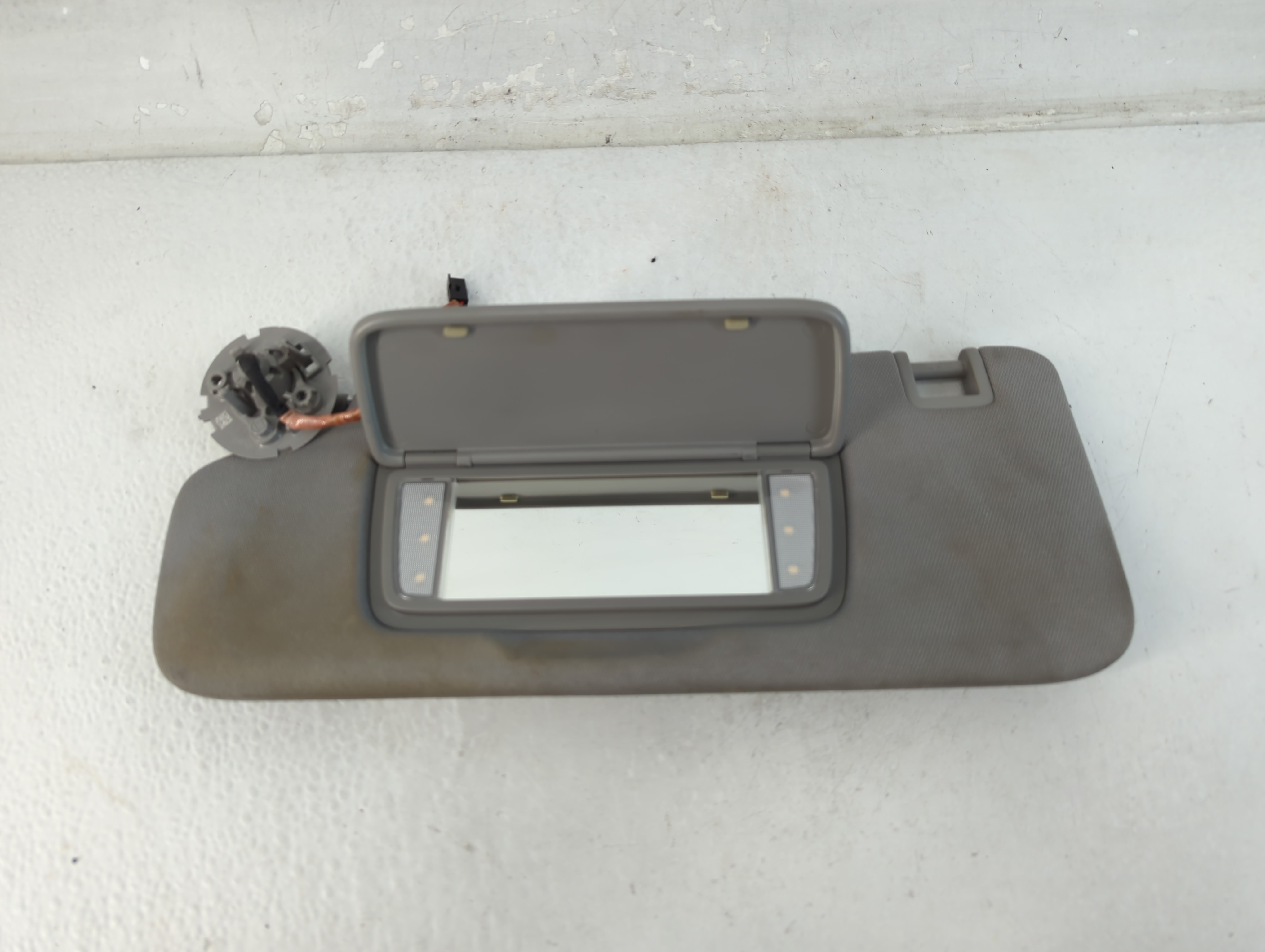 2020-2022 Chevrolet Equinox Driver Sun Visor Mirror Left Sunvisor Grey 1071906 - Oemusedautoparts1.com