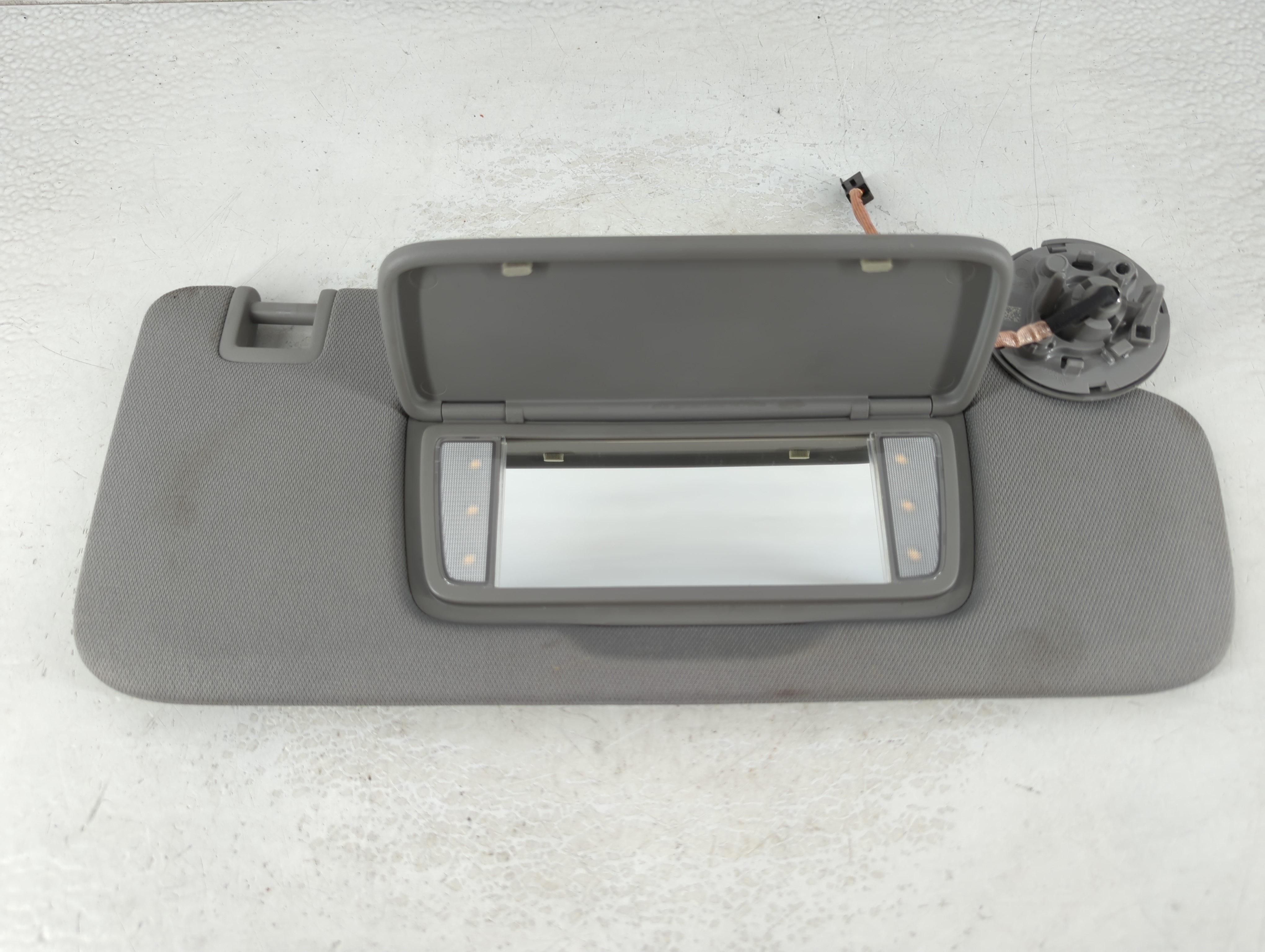 2020-2022 Chevrolet Equinox Passenger Sun Visor Mirror Right Sunvisor 1071935 - Oemusedautoparts1.com