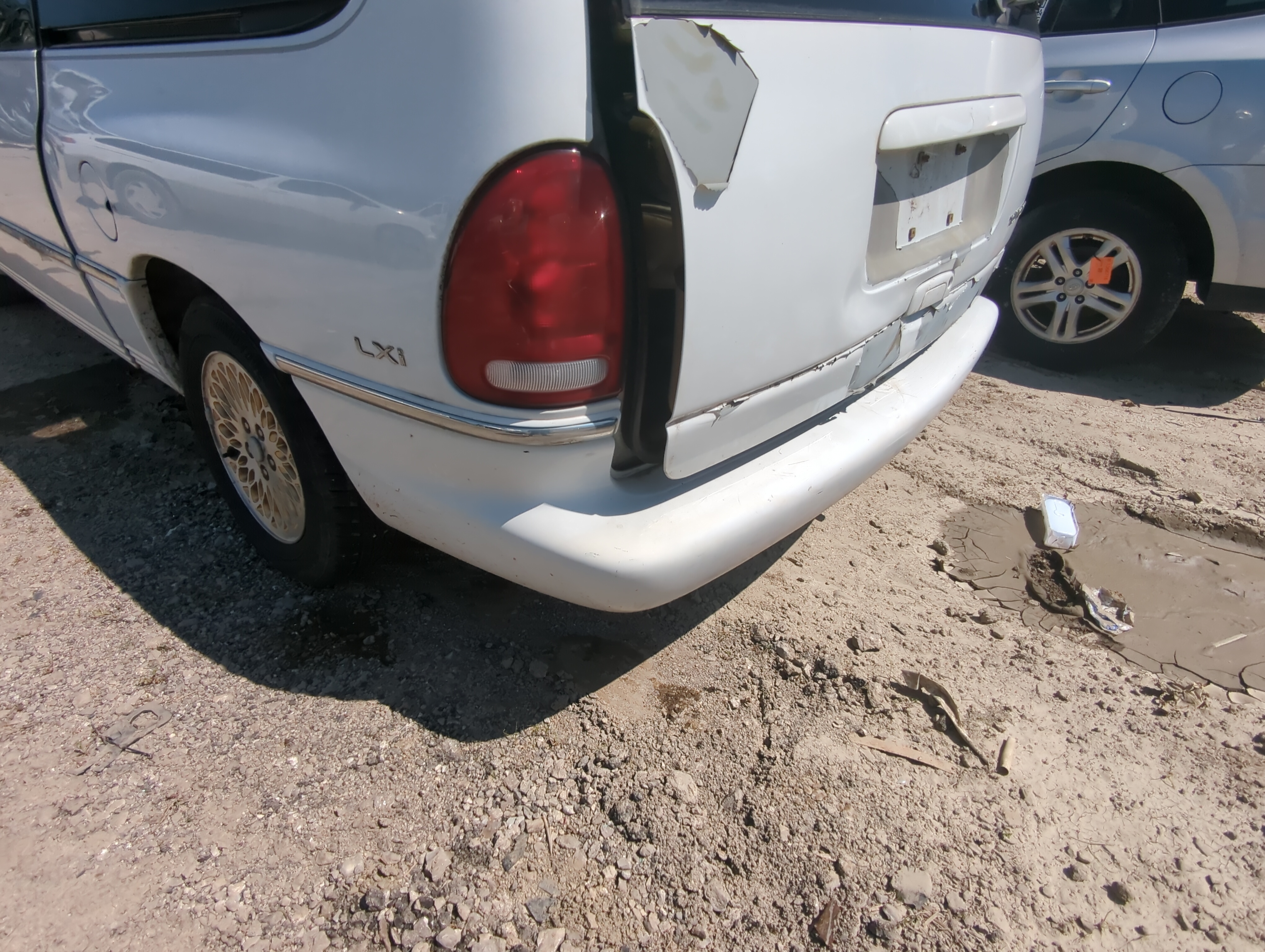 1996-1998 Chrysler Town & Country Rear Bumper Assembly Oem 1072798 - Oemusedautoparts1.com