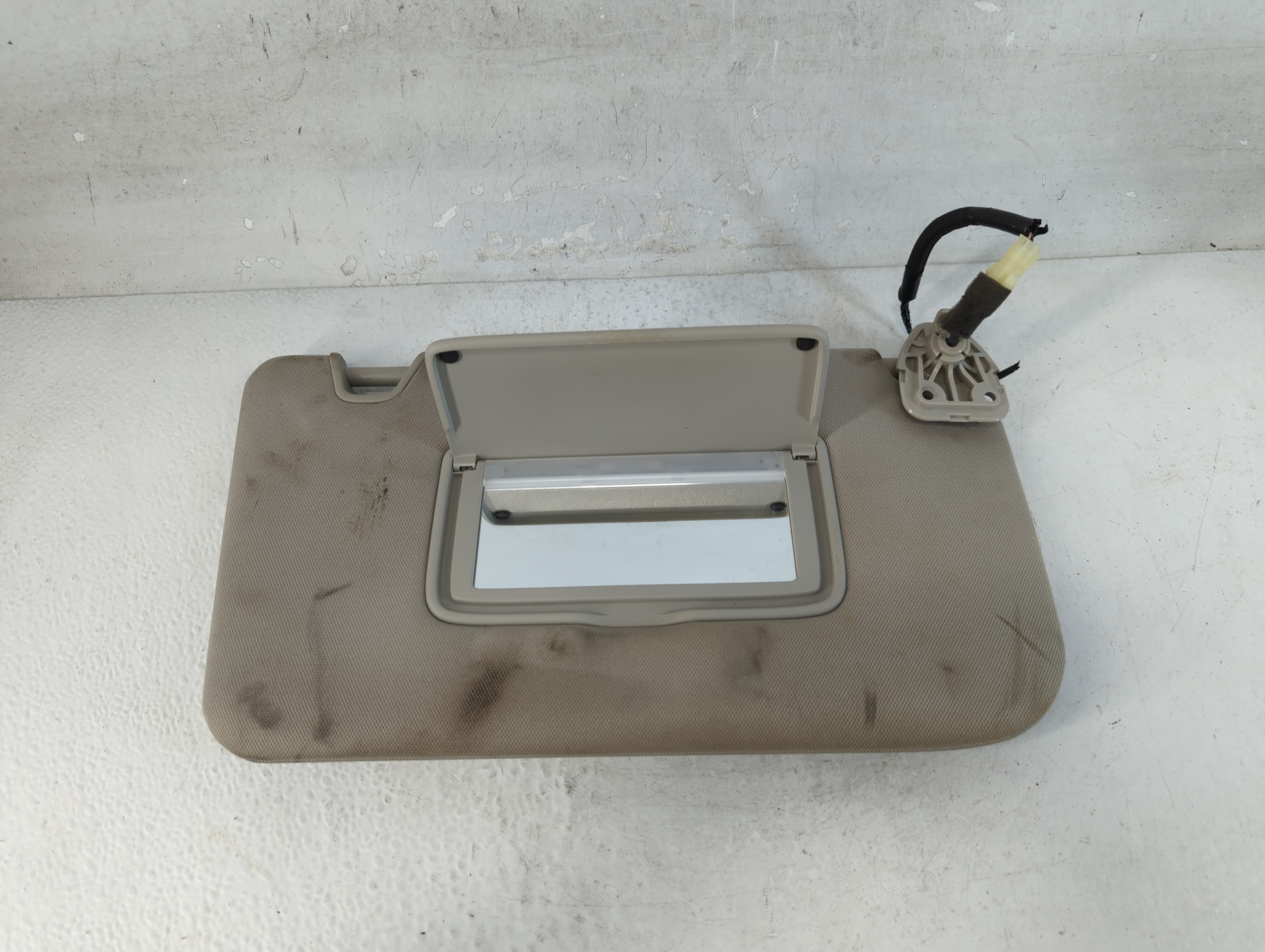 Picture of 2018-2020 Nissan Rogue Passenger Sun Visor Mirror Right Sunvisor Grey 1073635