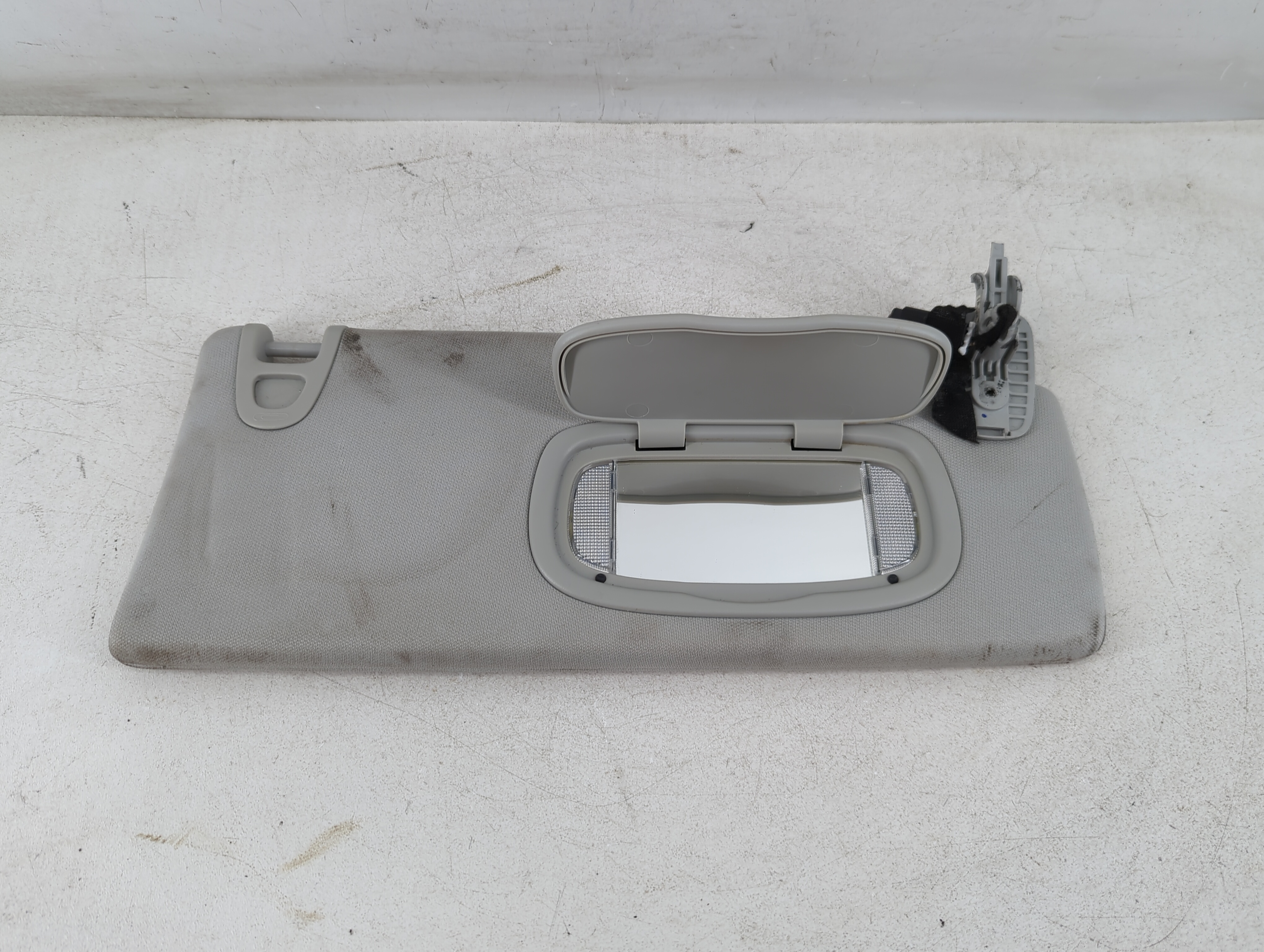 2019-2022 Jeep Cherokee Passenger Sun Visor Mirror Right Sunvisor 1073646 - Oemusedautoparts1.com