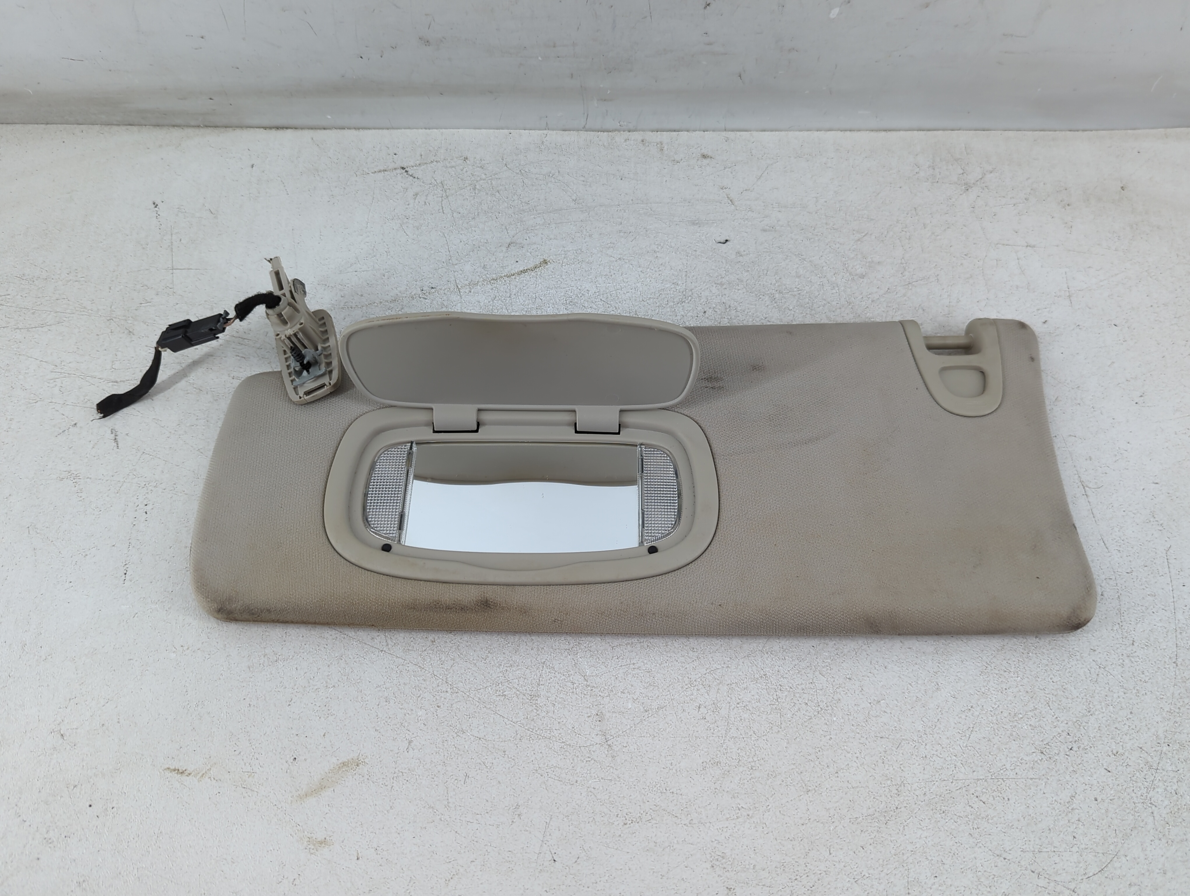 2013-2014 Dodge Dart Passenger Sun Visor Mirror Right Sunvisor Ivory 1073658 - Oemusedautoparts1.com