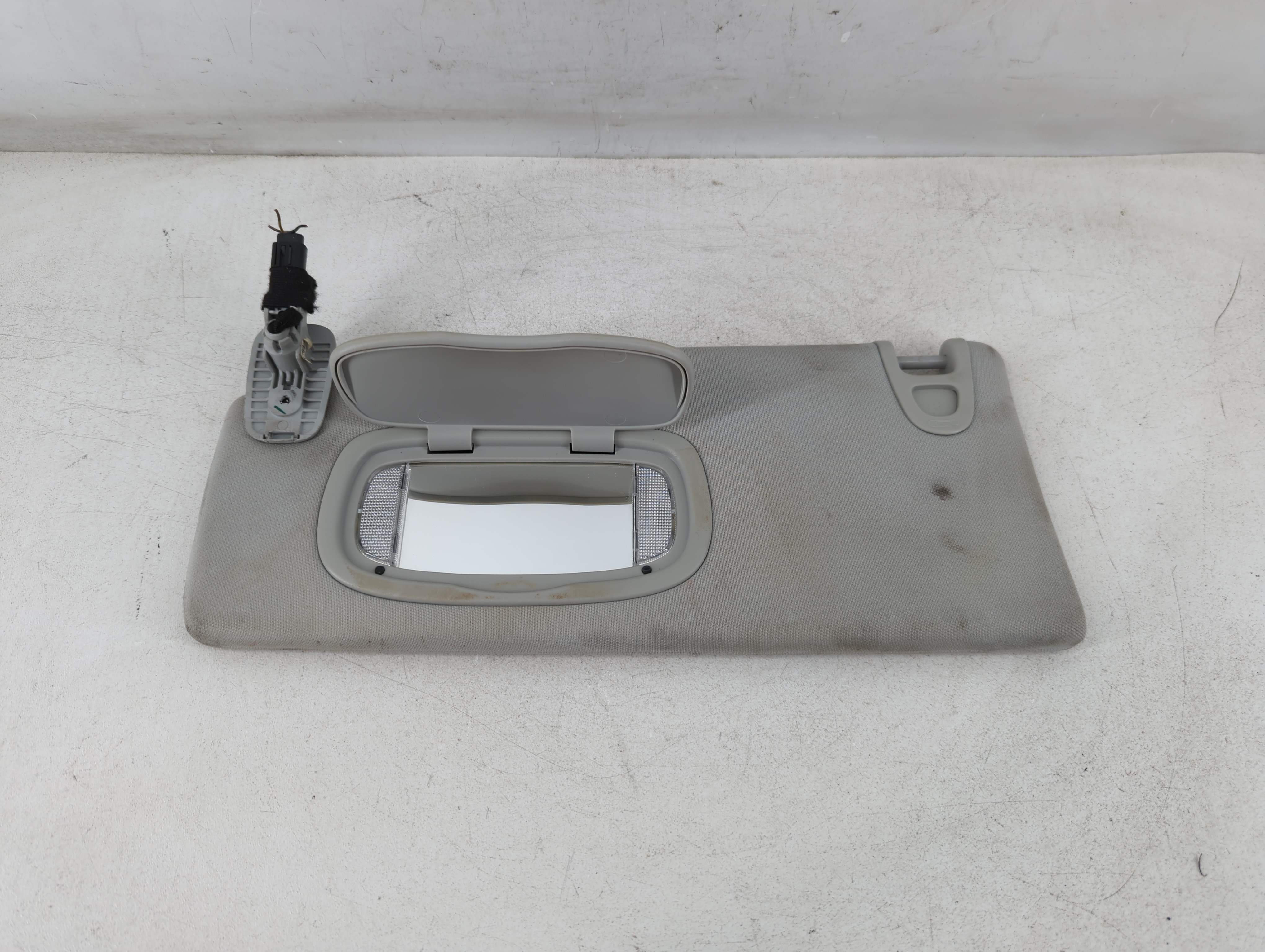2019-2022 Jeep Cherokee Driver Sun Visor Mirror Left Sunvisor Grey 1073678 - Oemusedautoparts1.com