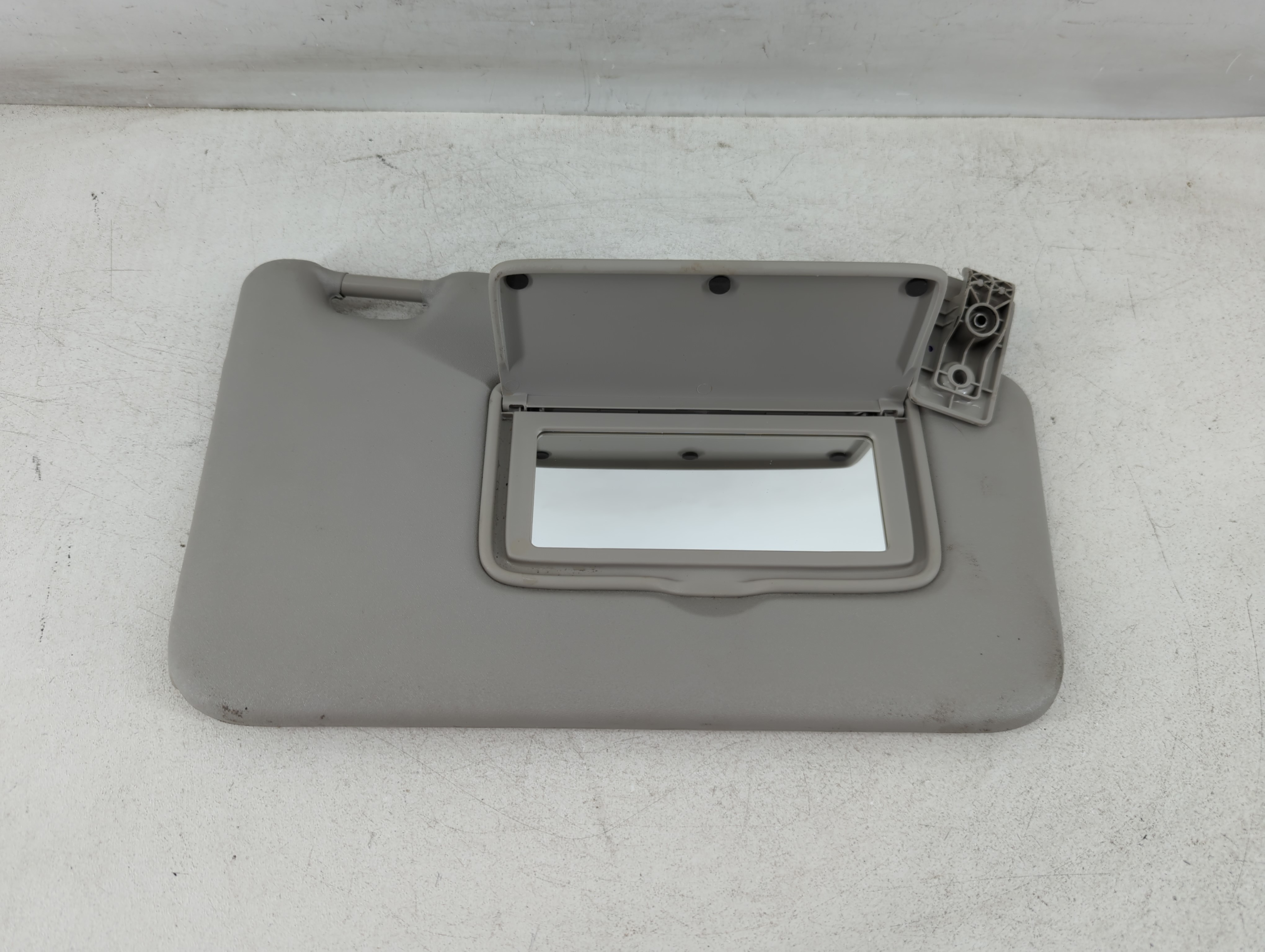 2018-2021 Nissan Kicks Passenger Sun Visor Mirror Right Sunvisor Grey 1073706 - Oemusedautoparts1.com