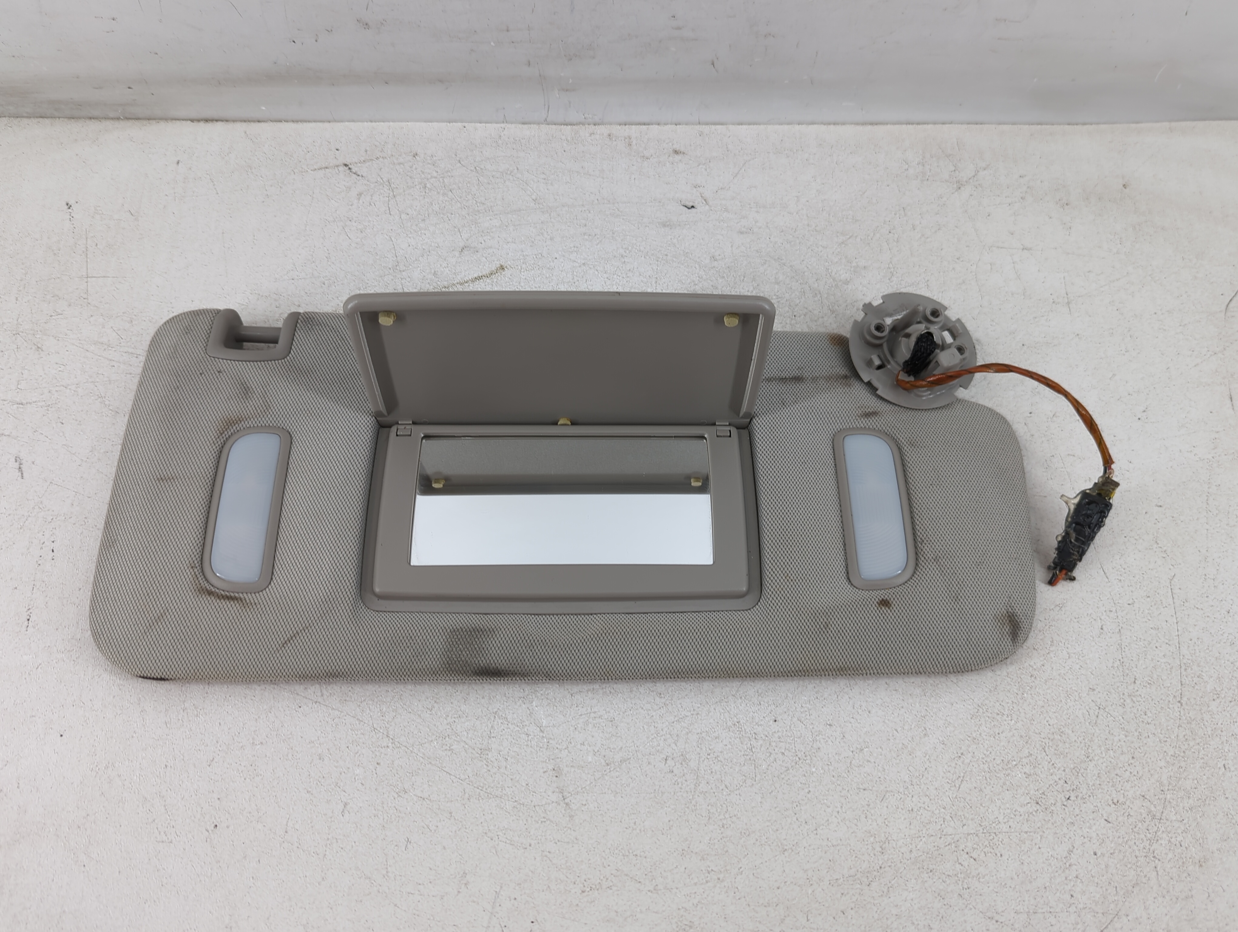 2010-2017 Chevrolet Equinox Passenger Sun Visor Mirror Right Sunvisor 1073737 - Oemusedautoparts1.com