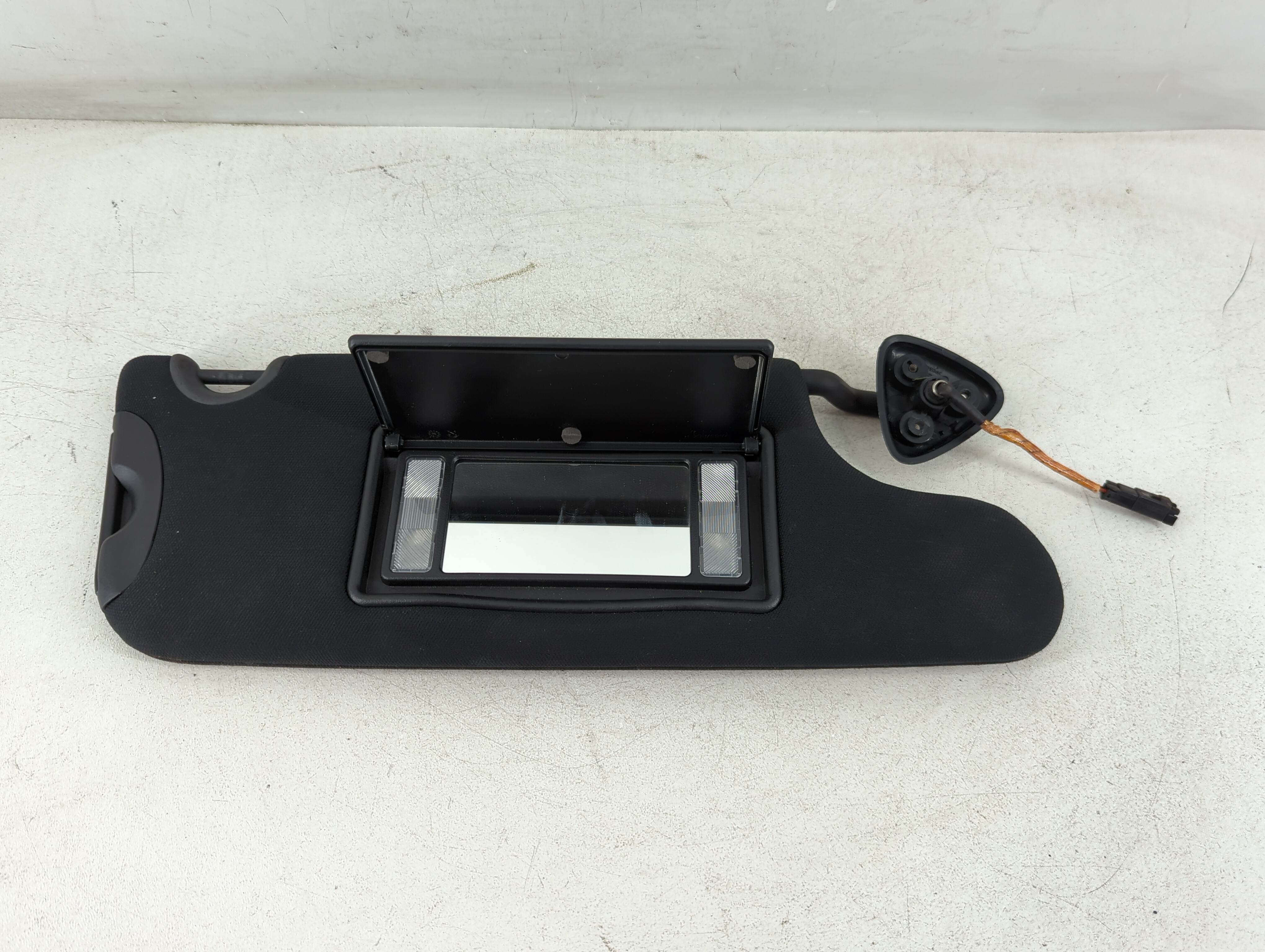 2018-2022 Dodge Challenger Passenger Sun Visor Mirror Right Sunvisor 1073765 - Oemusedautoparts1.com