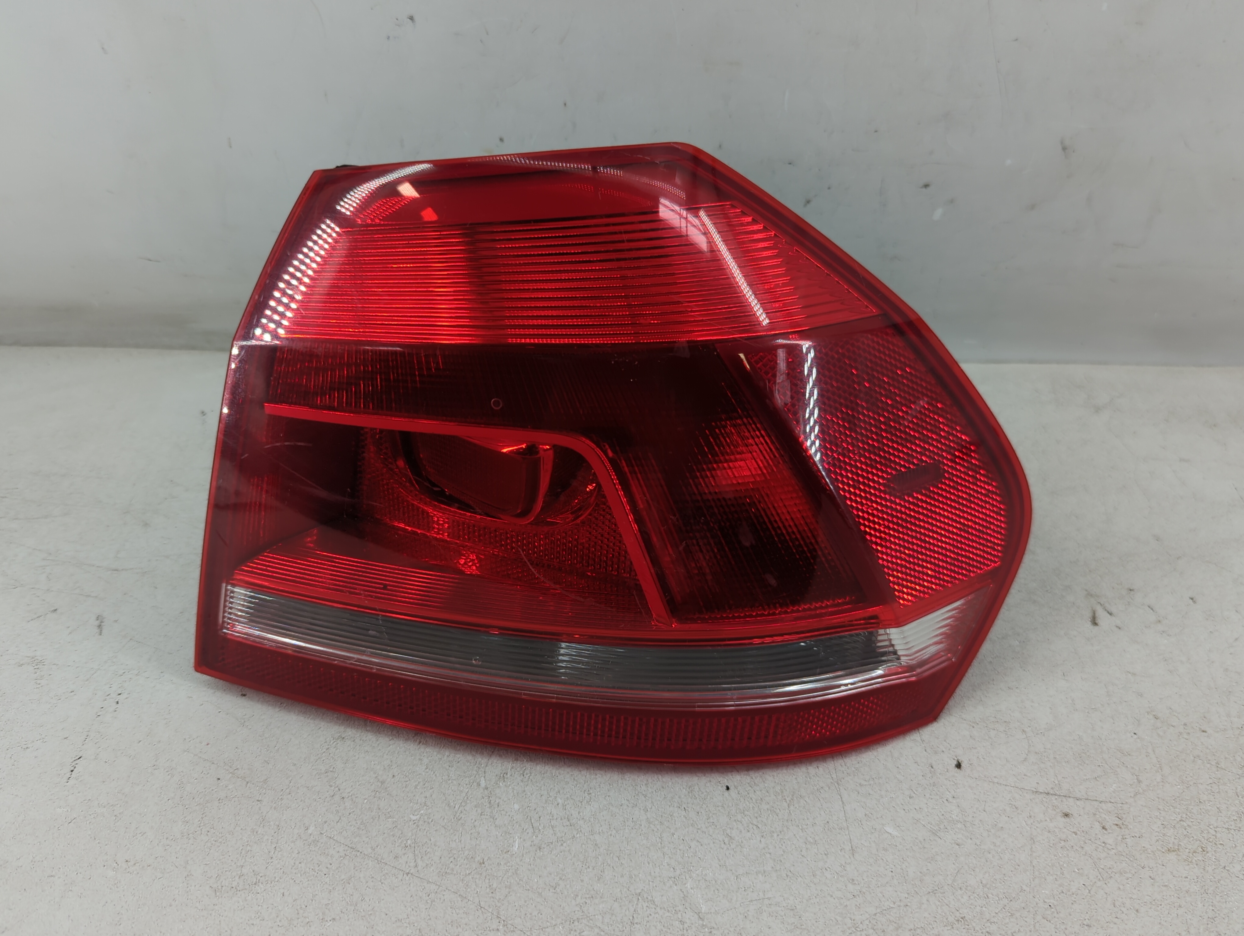 2012-2015 Volkswagen Passat Driver Left Side Tail Light Taillight Oem 1074391 - Oemusedautoparts1.com
