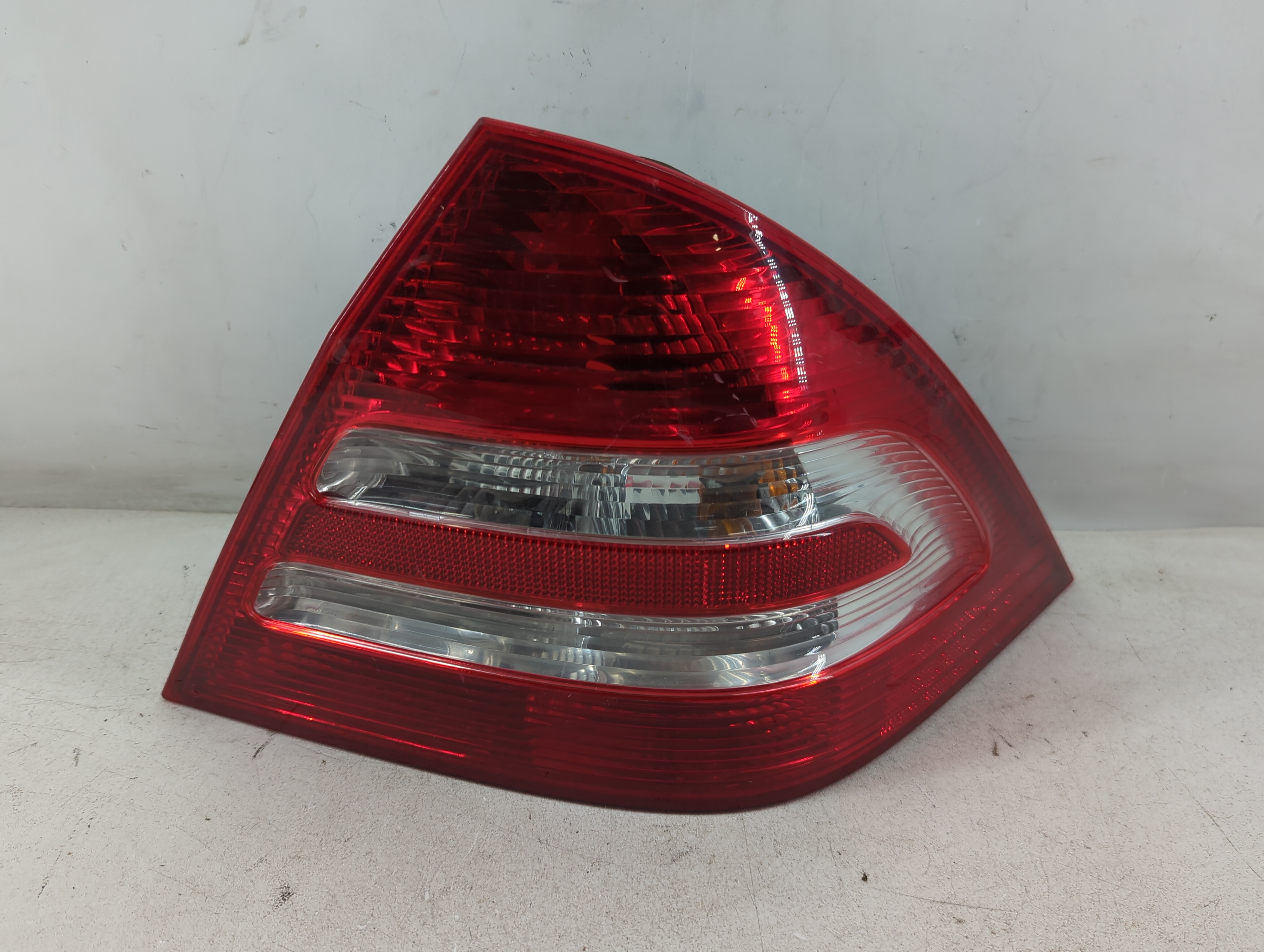 2005-2007 Mercedes-benz C230 Driver Left Side Tail Light Taillight Oem 1074469 - Oemusedautoparts1.com