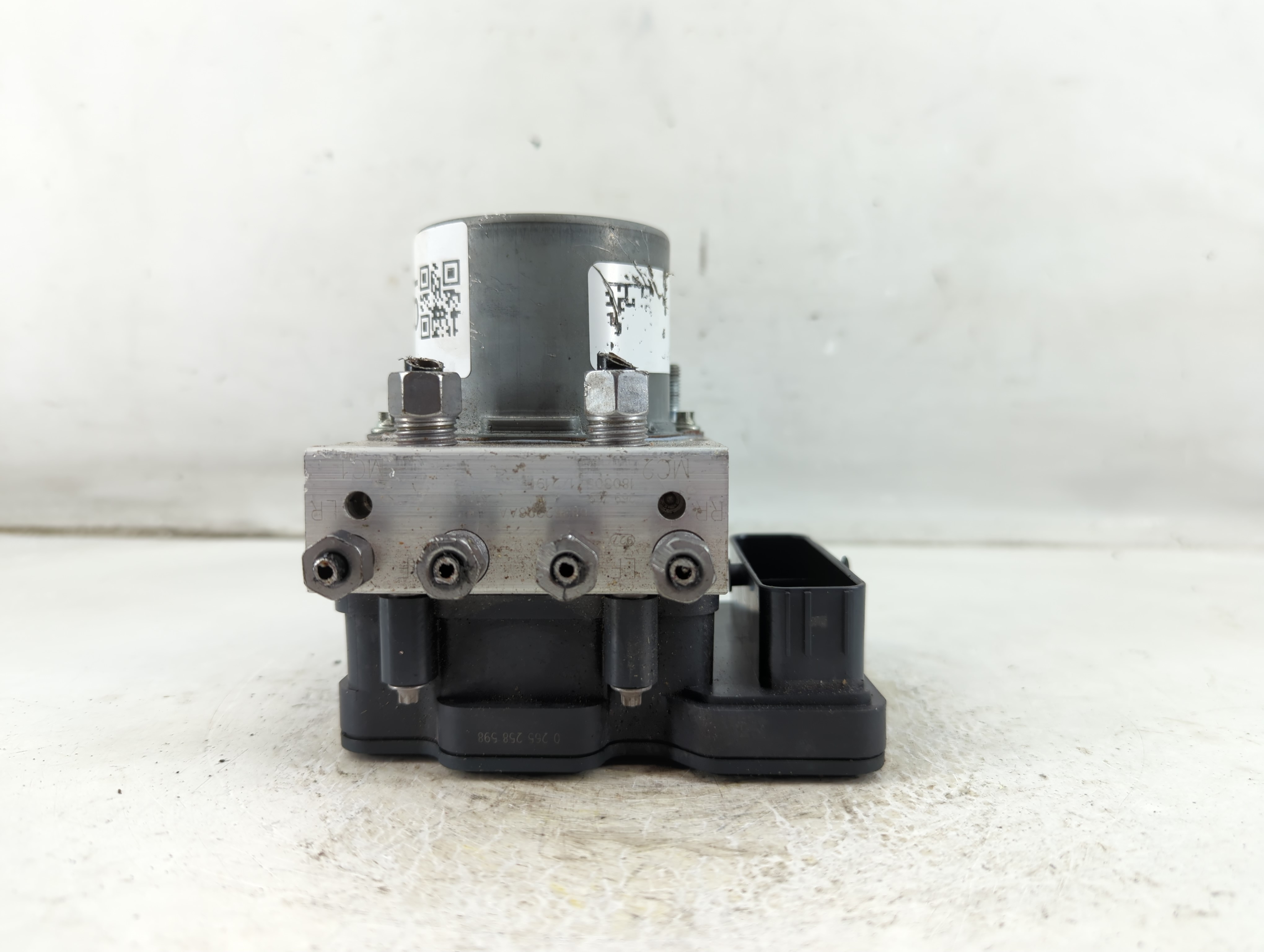 2017-2018 Chrysler Pacifica Abs Pump Control Module 1074565 - Oemusedautoparts1.com