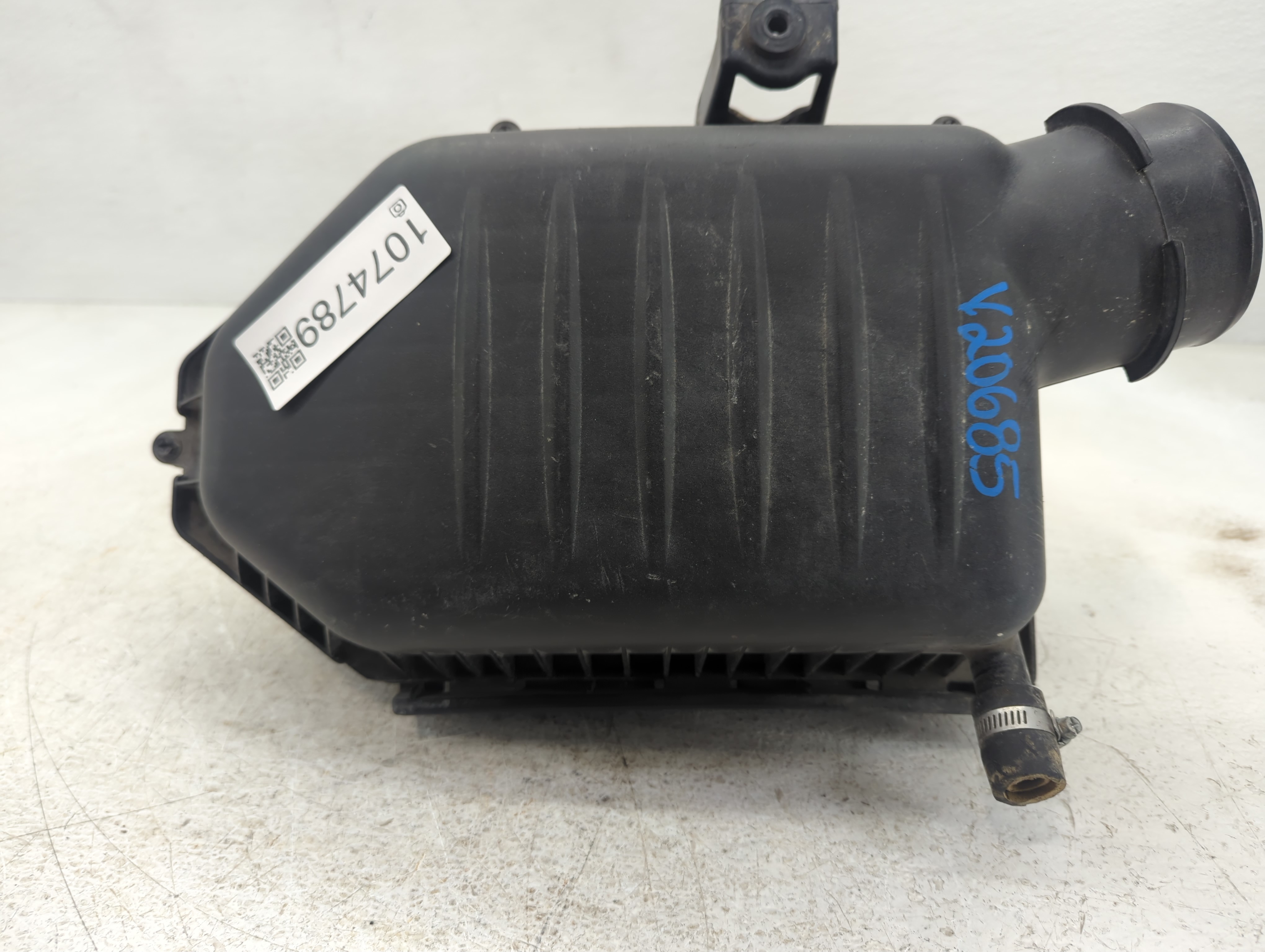Picture of 2011-2019 Dodge Challenger Air Cleaner Intake-duct Hose Tube 1074789