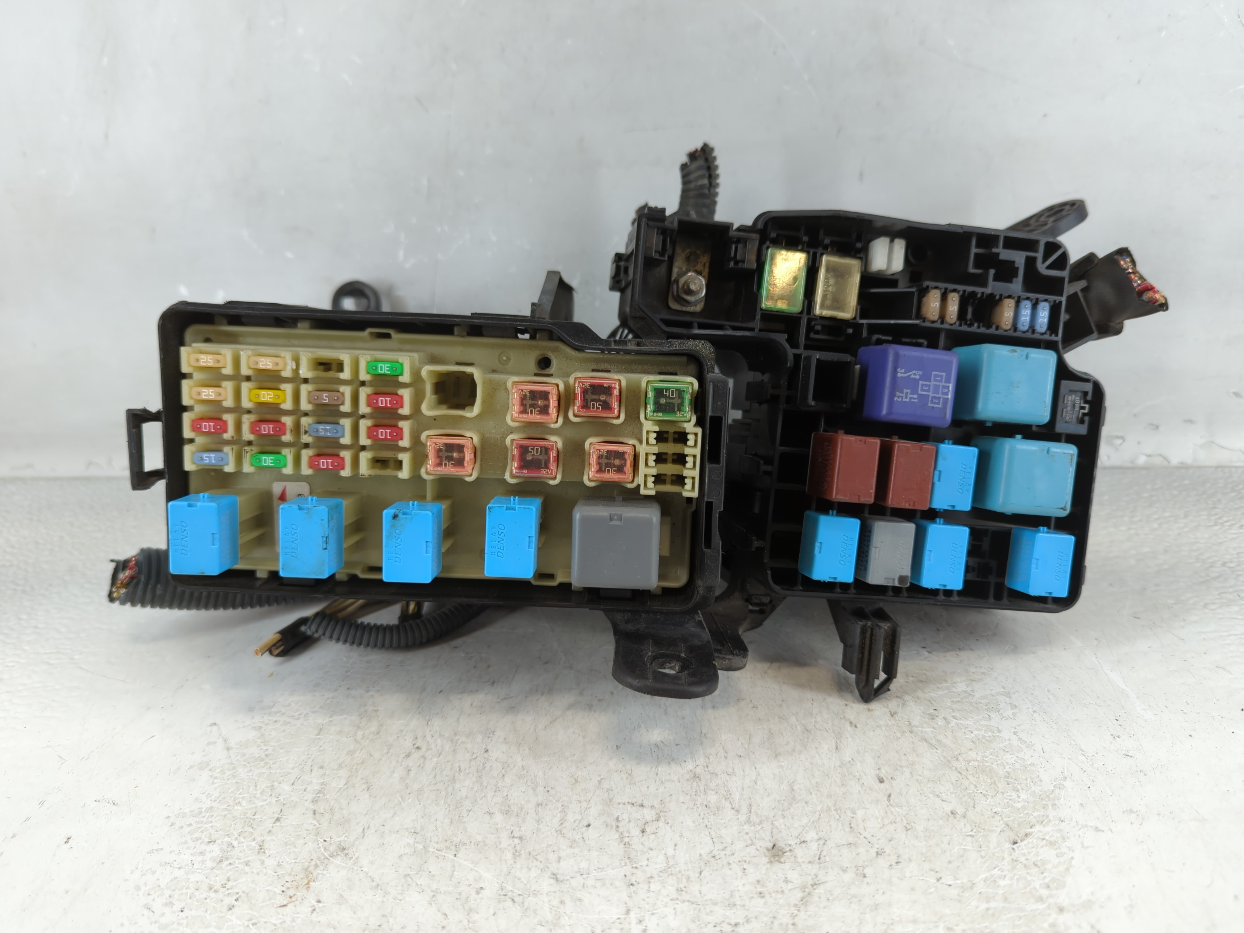2002-2004 Toyota Camry Fusebox Fuse Box Relay Module 1074902 - Oemusedautoparts1.com