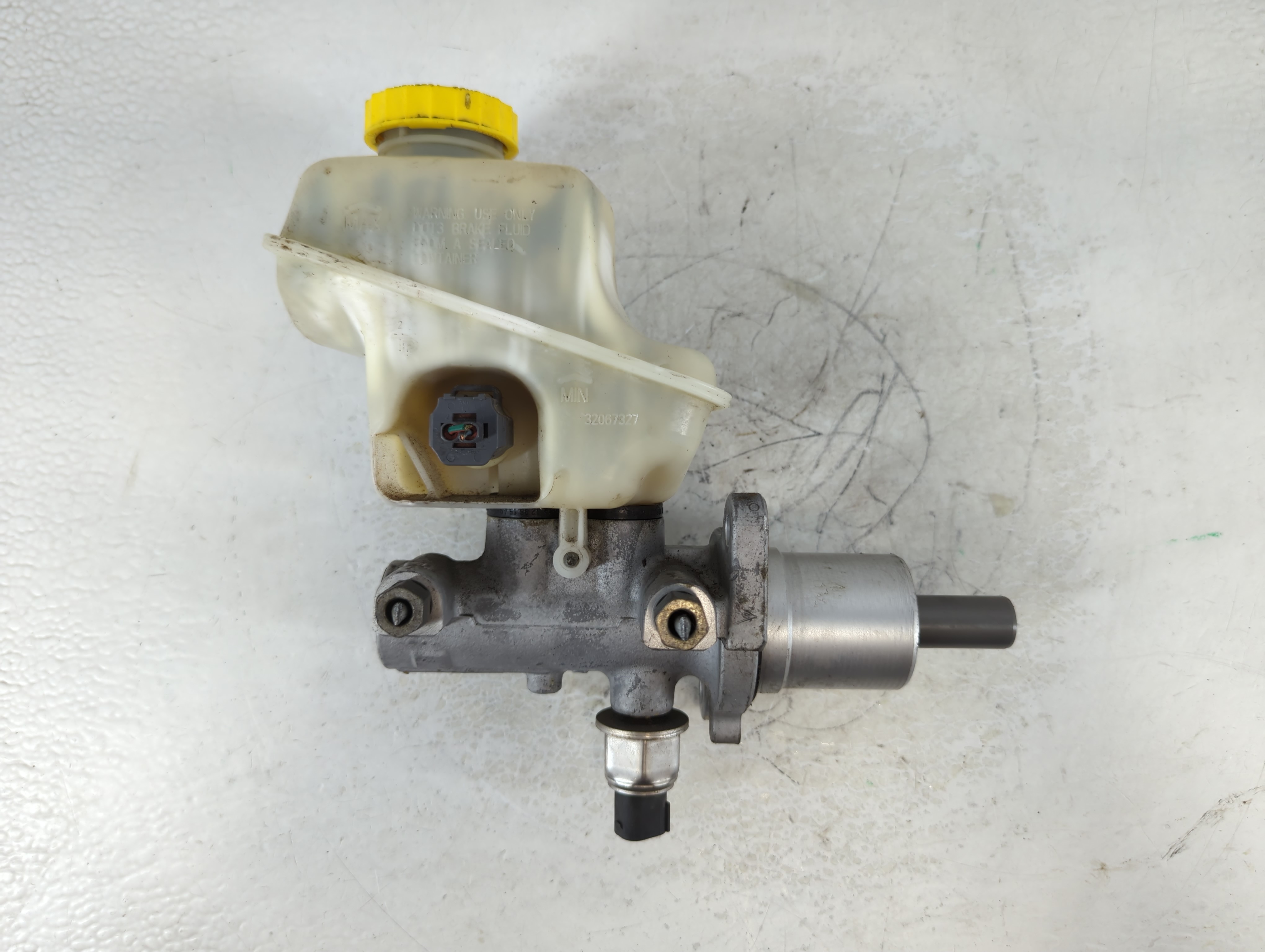 2005-2005 Chrysler 300 Brake Master Cylinder 1075369 - Oemusedautoparts1.com