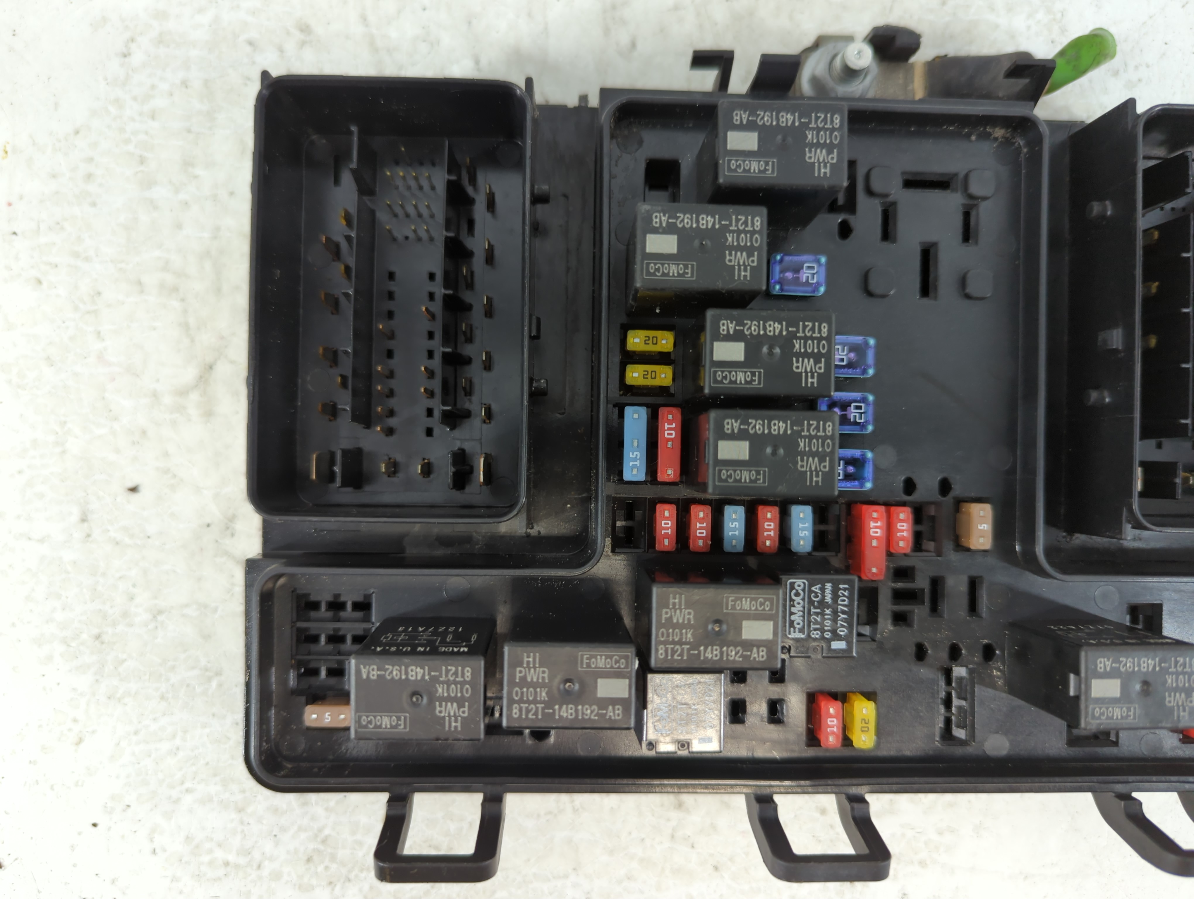 2017-2020 Ford Fusion Fusebox Fuse Box Relay Module Hg9t 14d068 Ad 1075396 - Oemusedautoparts1.com