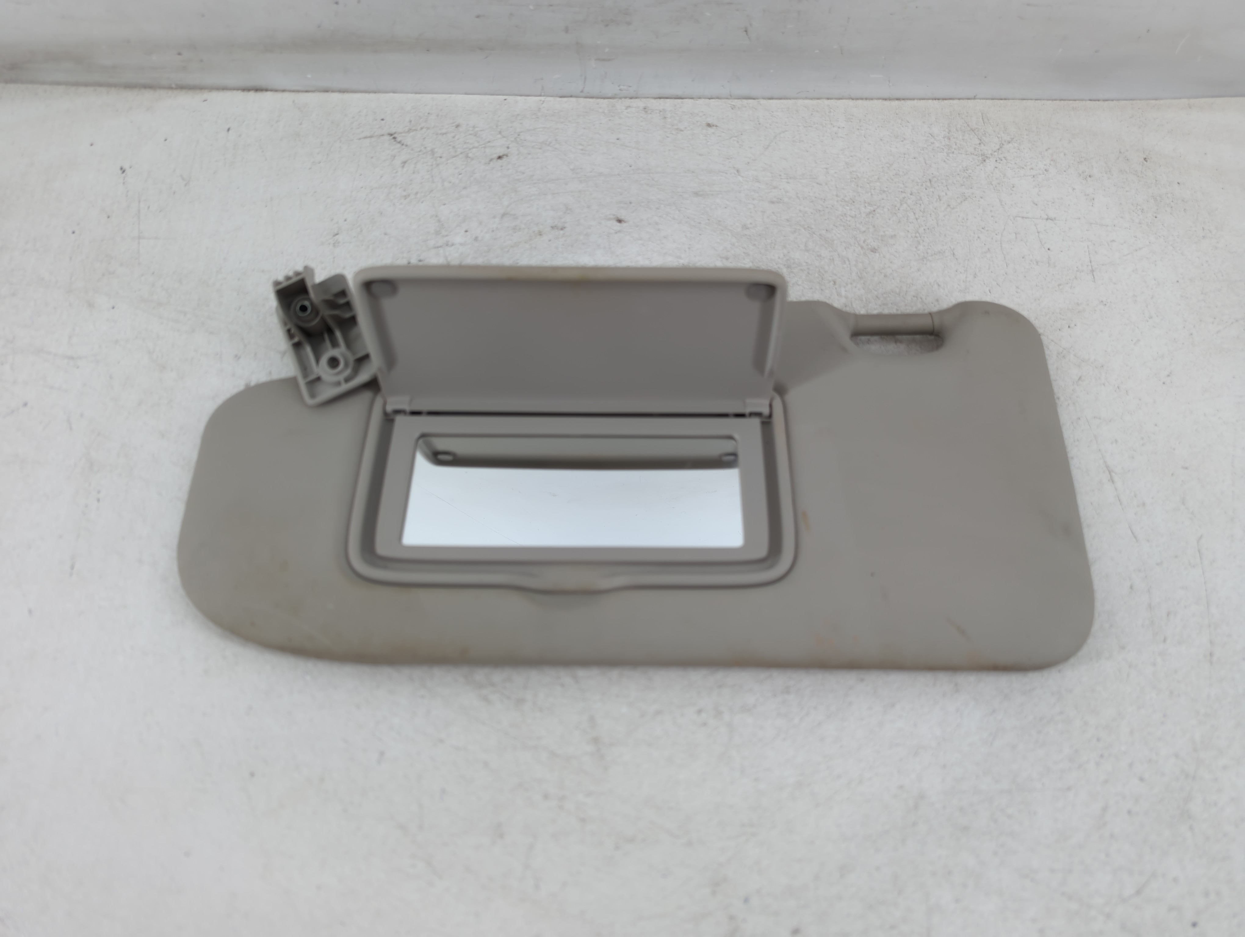 2017-2018 Nissan Rogue Sport Passenger Sun Visor Mirror Right Sunvisor 1078128 - Oemusedautoparts1.com