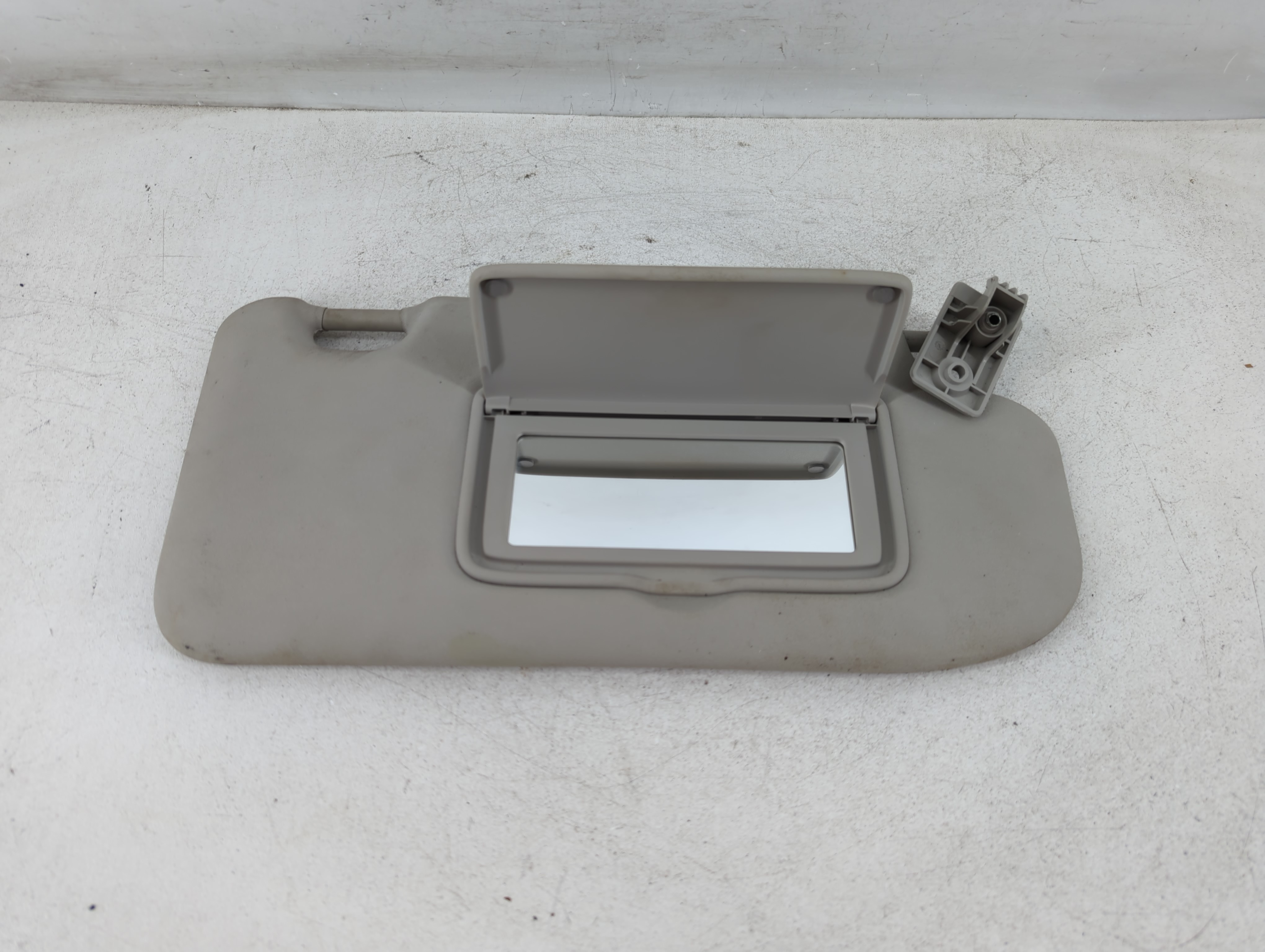 2017-2018 Nissan Rogue Sport Driver Sun Visor Mirror Left Sunvisor Grey 1078142 - Oemusedautoparts1.com