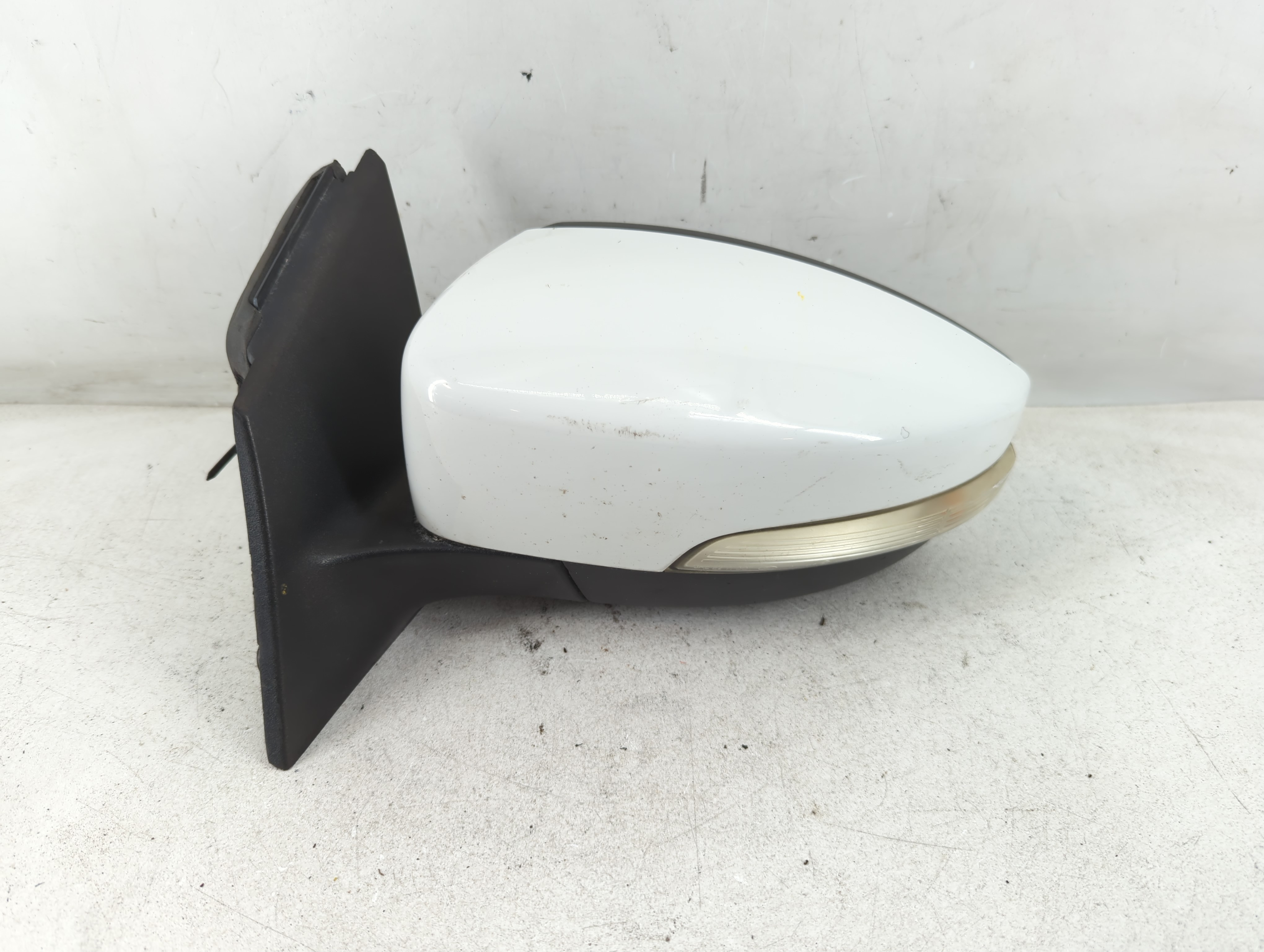 2012-2014 Ford Focus Driver Left Side View Power Door Mirror White 1078667 - Oemusedautoparts1.com