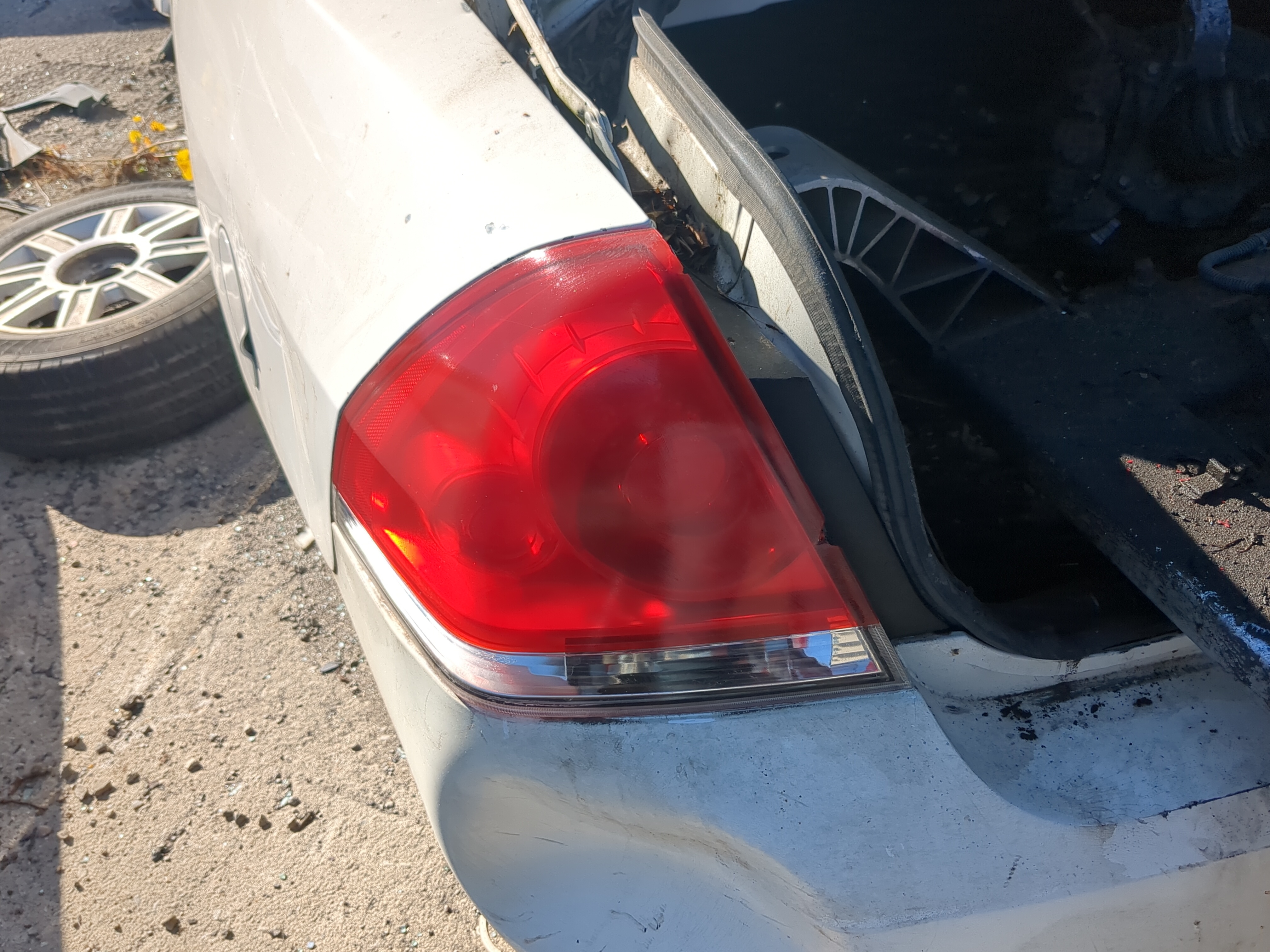 Picture of 2006-2016 Chevrolet Impala Driver Left Side Tail Light Taillight Oem 1079618