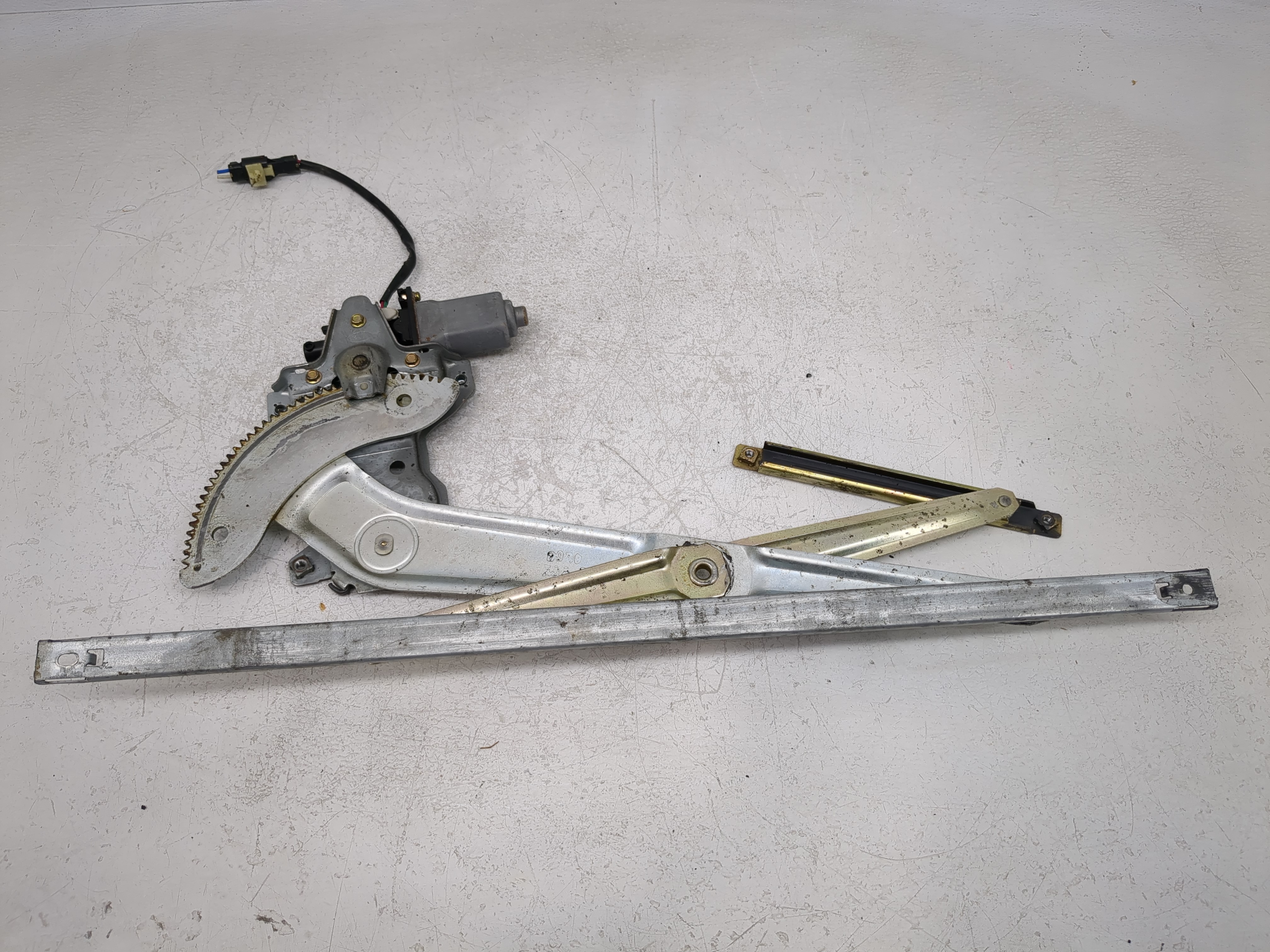 2002-2005 Kia Sedona Driver Left Front Window Regulator 1080690 - Oemusedautoparts1.com