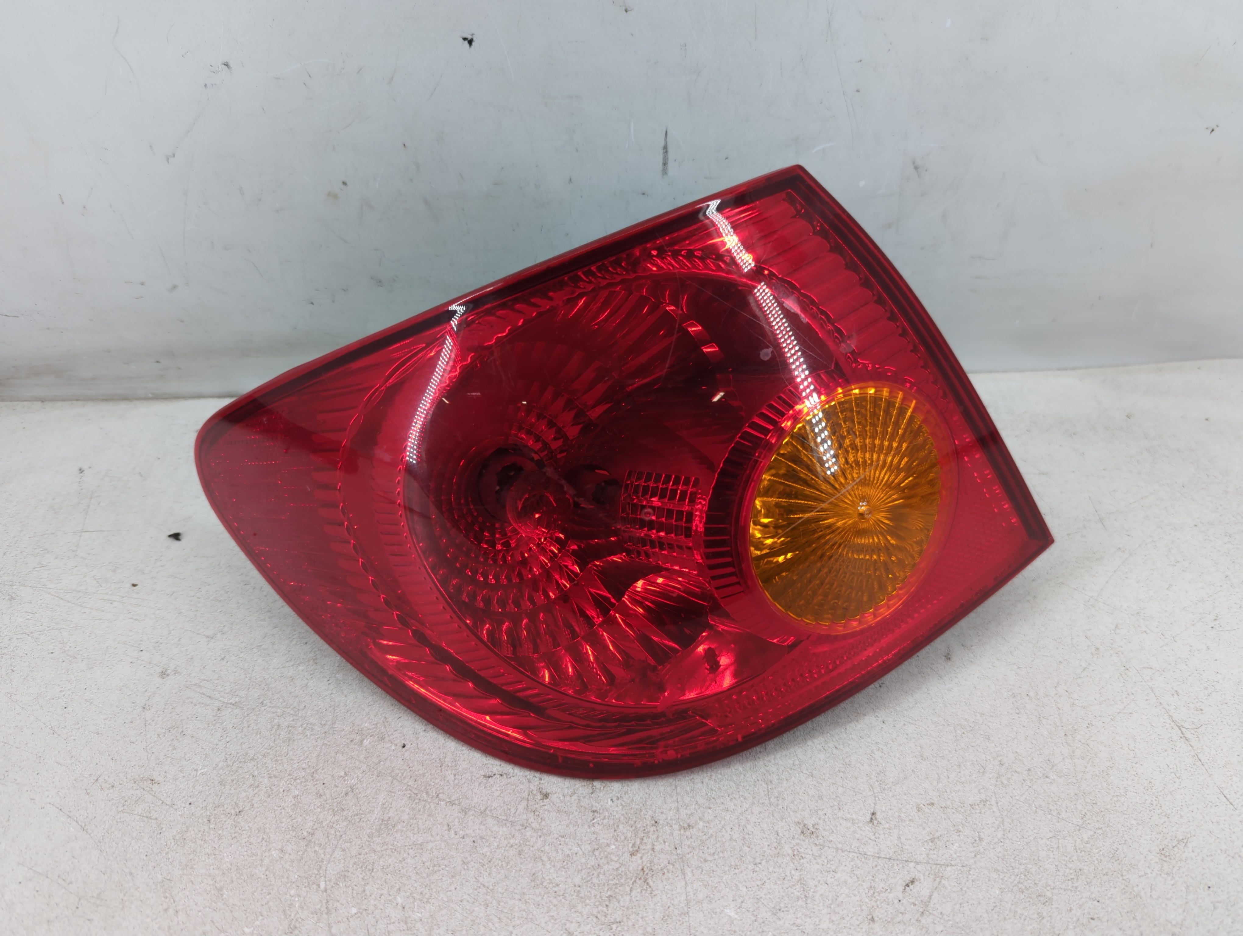 2003-2004 Toyota Corolla Driver Left Side Tail Light Taillight Oem 1080716 - Oemusedautoparts1.com