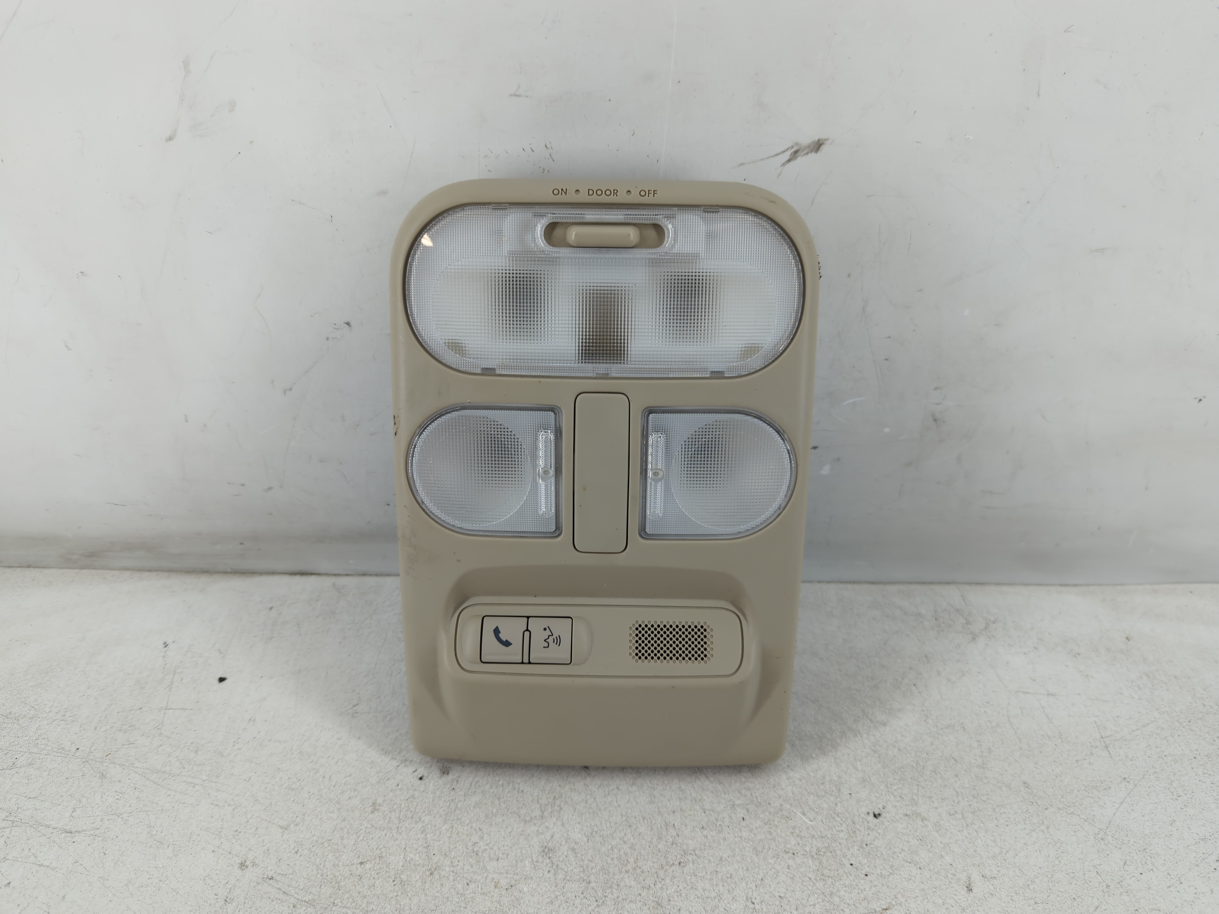 2010 Mitsubishi Endeavor Overhead Roof Console 1080749 - Oemusedautoparts1.com