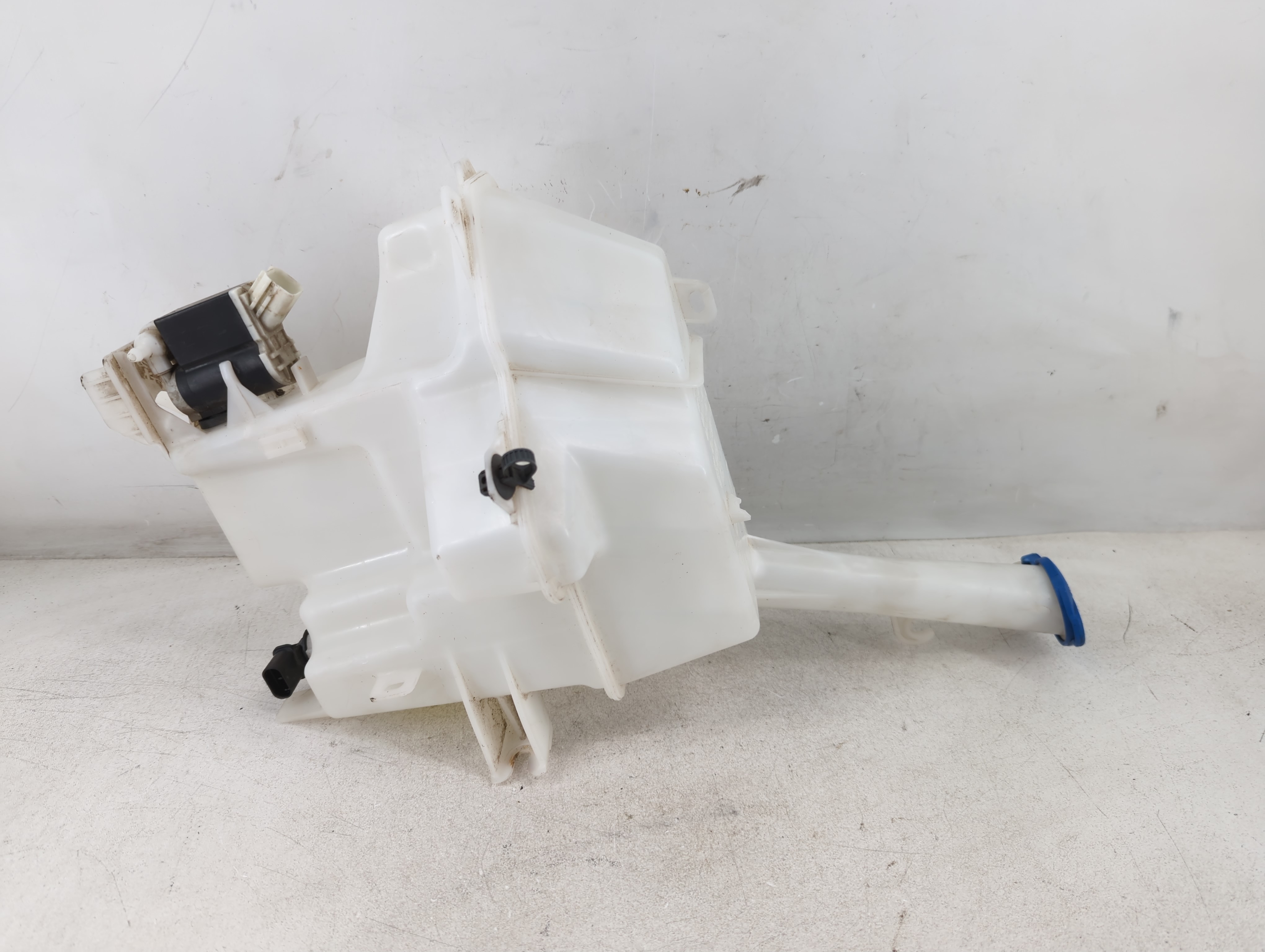 2013-2017 Hyundai Veloster Windshield Washer Fluid Reservoir Bottle Oem 1080768 - Oemusedautoparts1.com