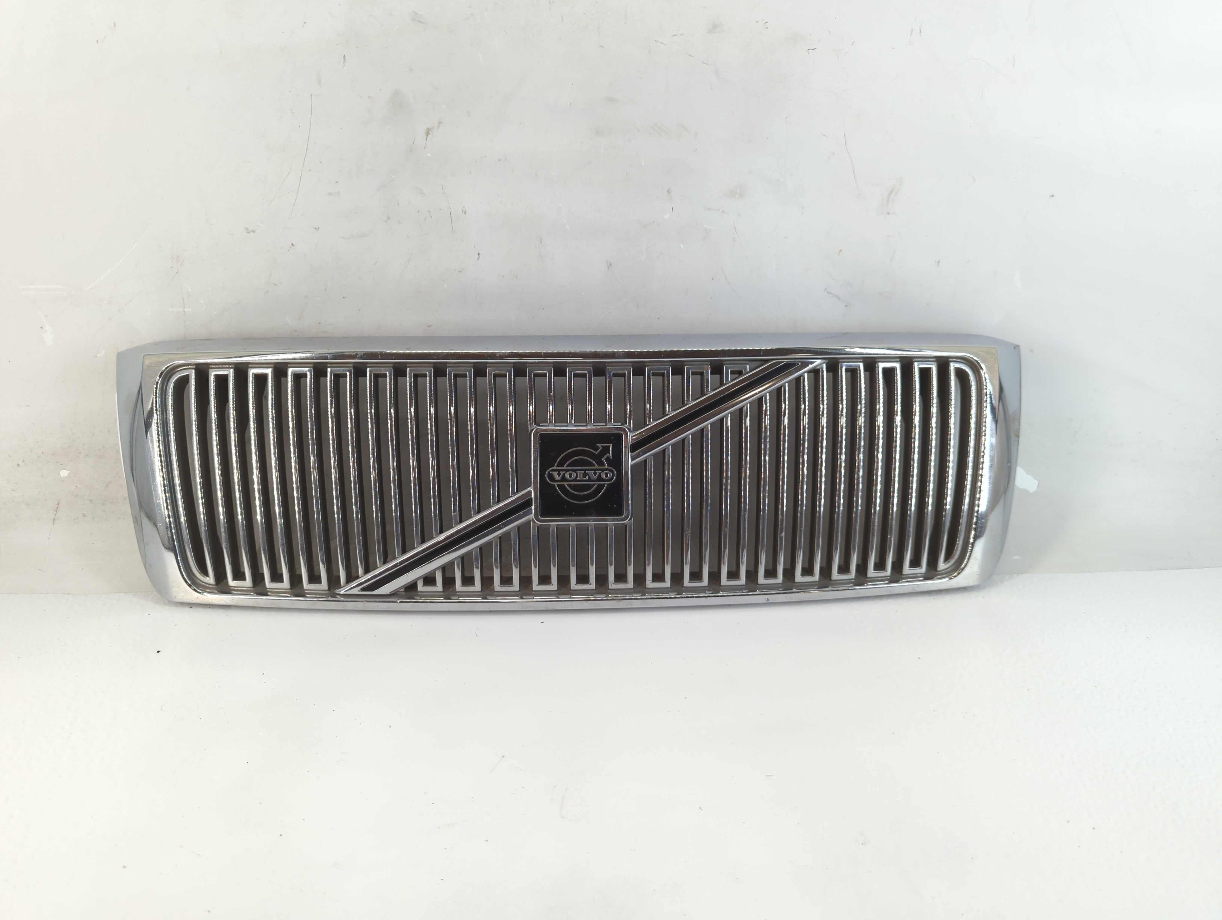 Picture of 1997-1998 Volvo V90 Front Bumper Grille Cover 1080782