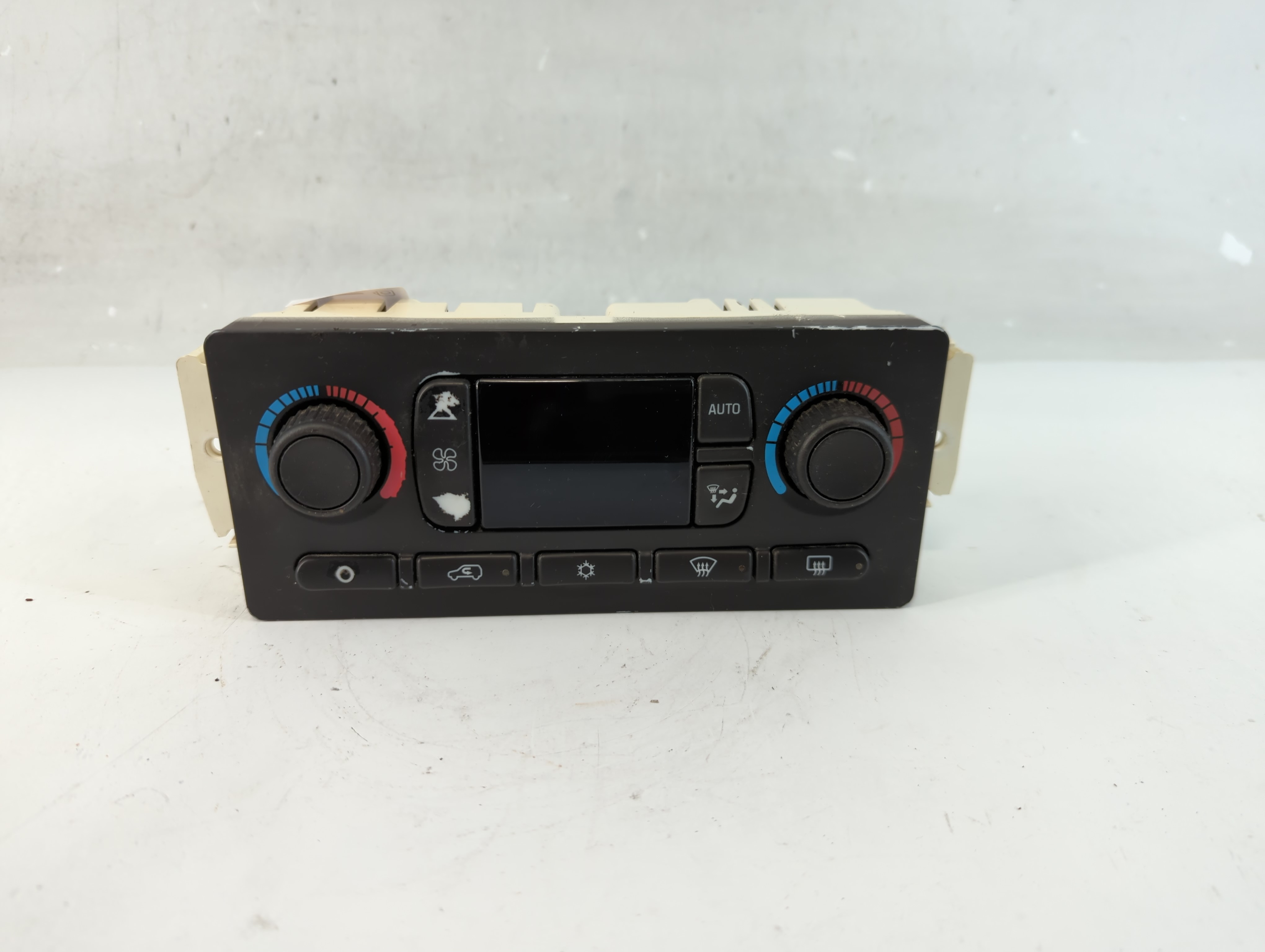 2004-2005 Chevrolet Suburban 1500 Am Fm Cd Player Radio Receiver 1081861 - Oemusedautoparts1.com