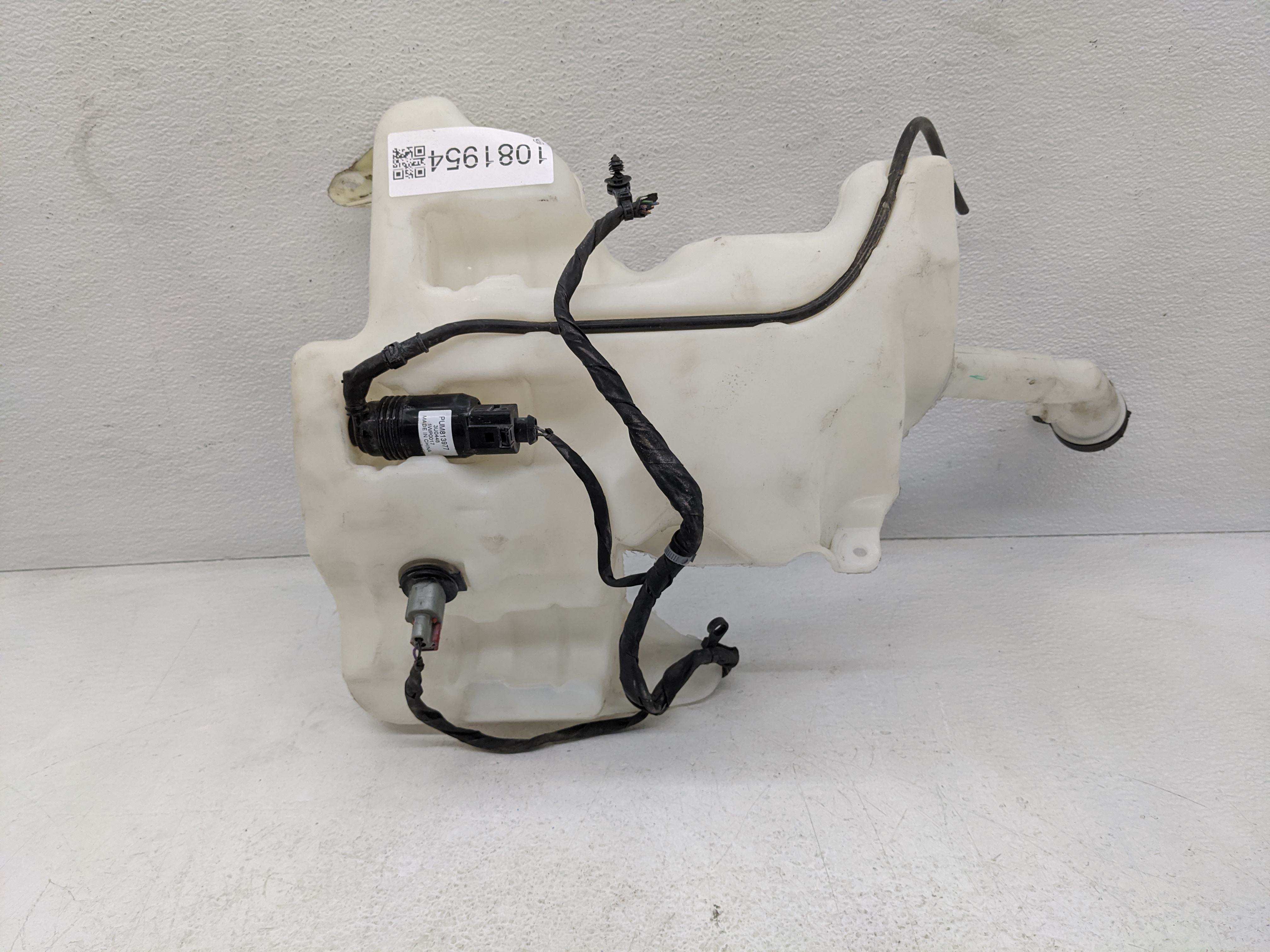 2017-2021 Chevrolet Malibu Windshield Washer Fluid Reservoir Bottle Oem 1081954 - Oemusedautoparts1.com