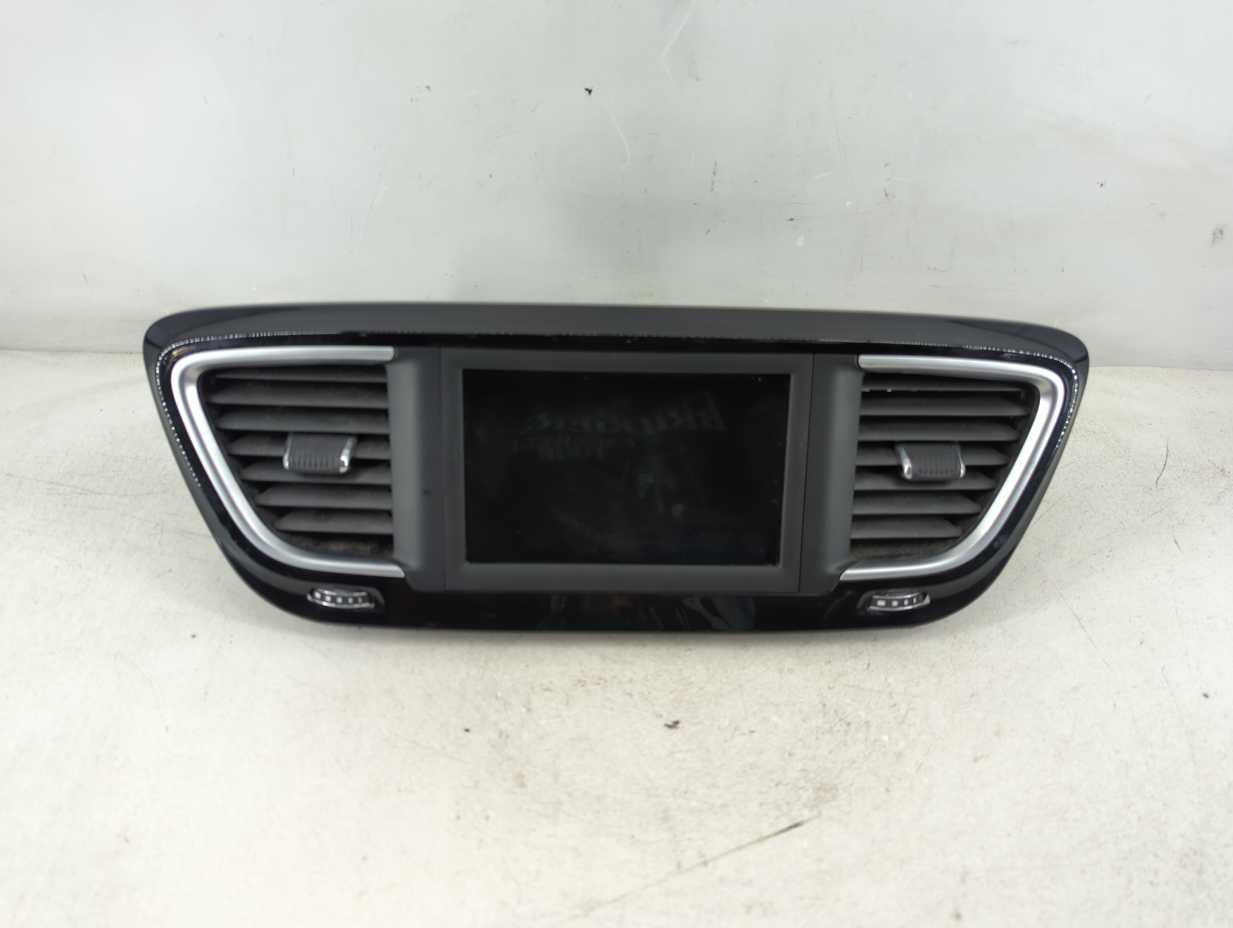 2021-2021 Chrysler Voyager Am Fm Cd Player Radio Receiver 1082101 - Oemusedautoparts1.com