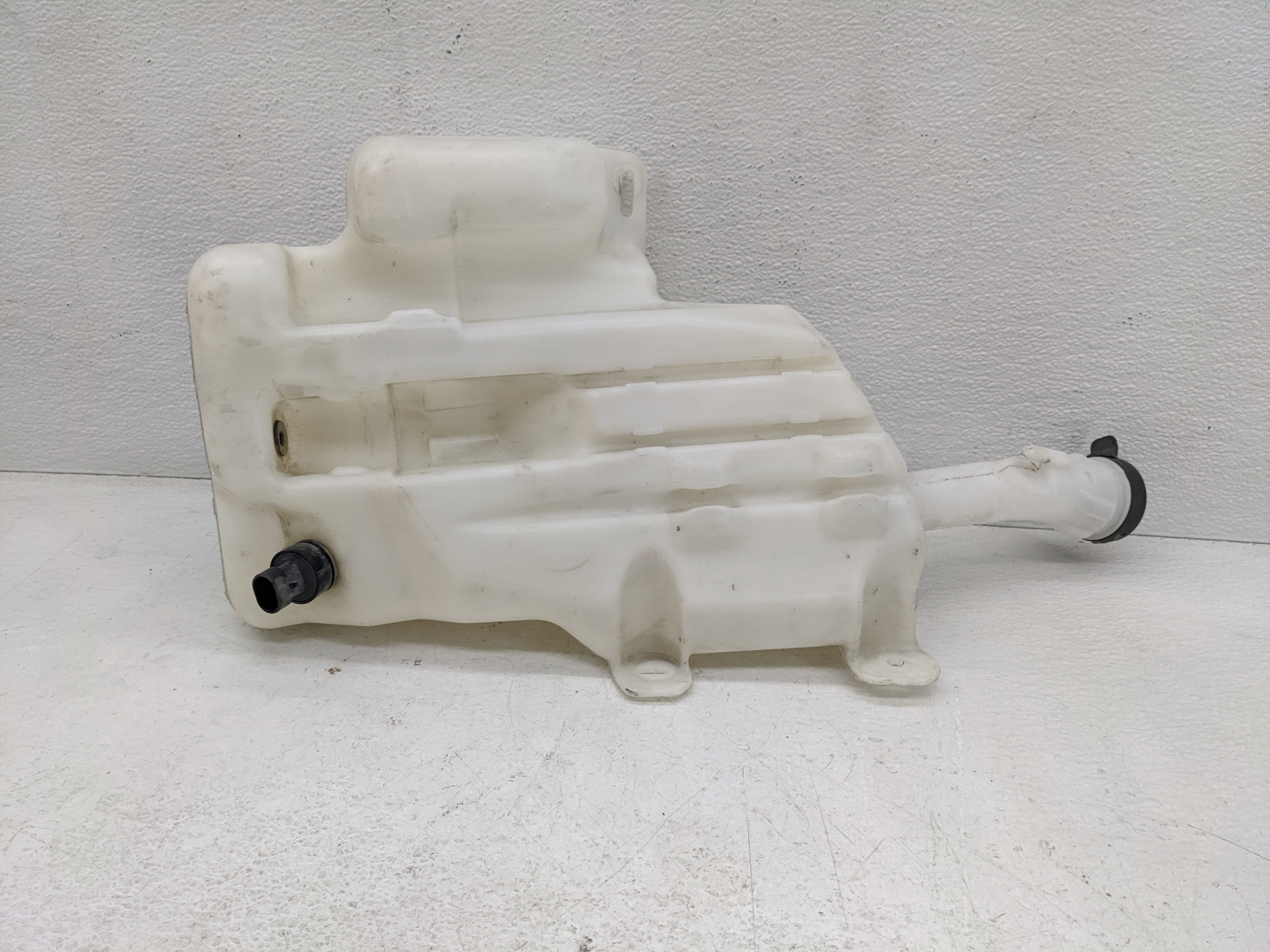 2013-2016 Chevrolet Malibu Windshield Washer Fluid Reservoir Bottle Oem 1082131 - Oemusedautoparts1.com