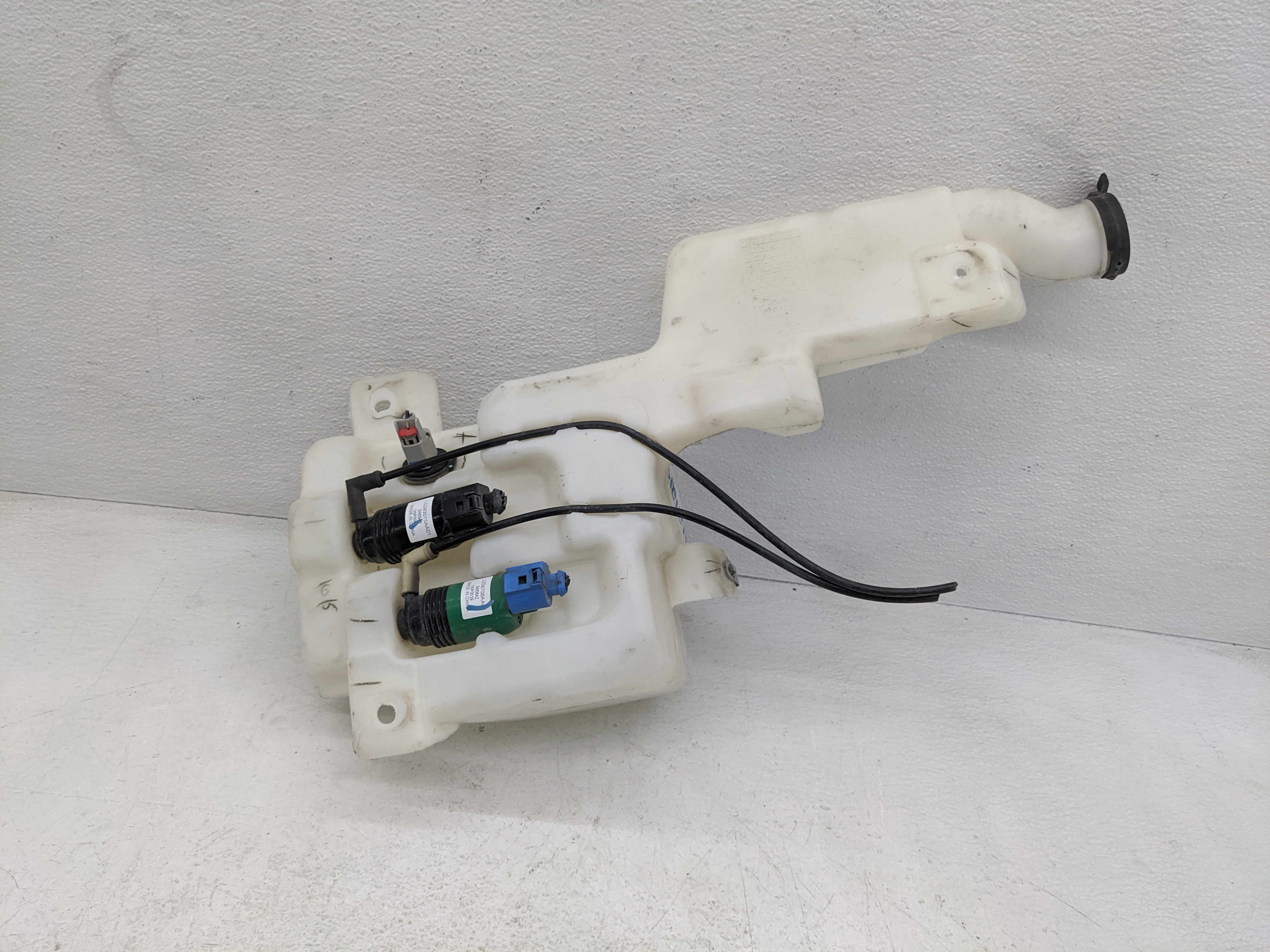 Chevrolet Suburban 1500 Windshield Washer Fluid Reservoir Bottle Oem 1082136 - Oemusedautoparts1.com