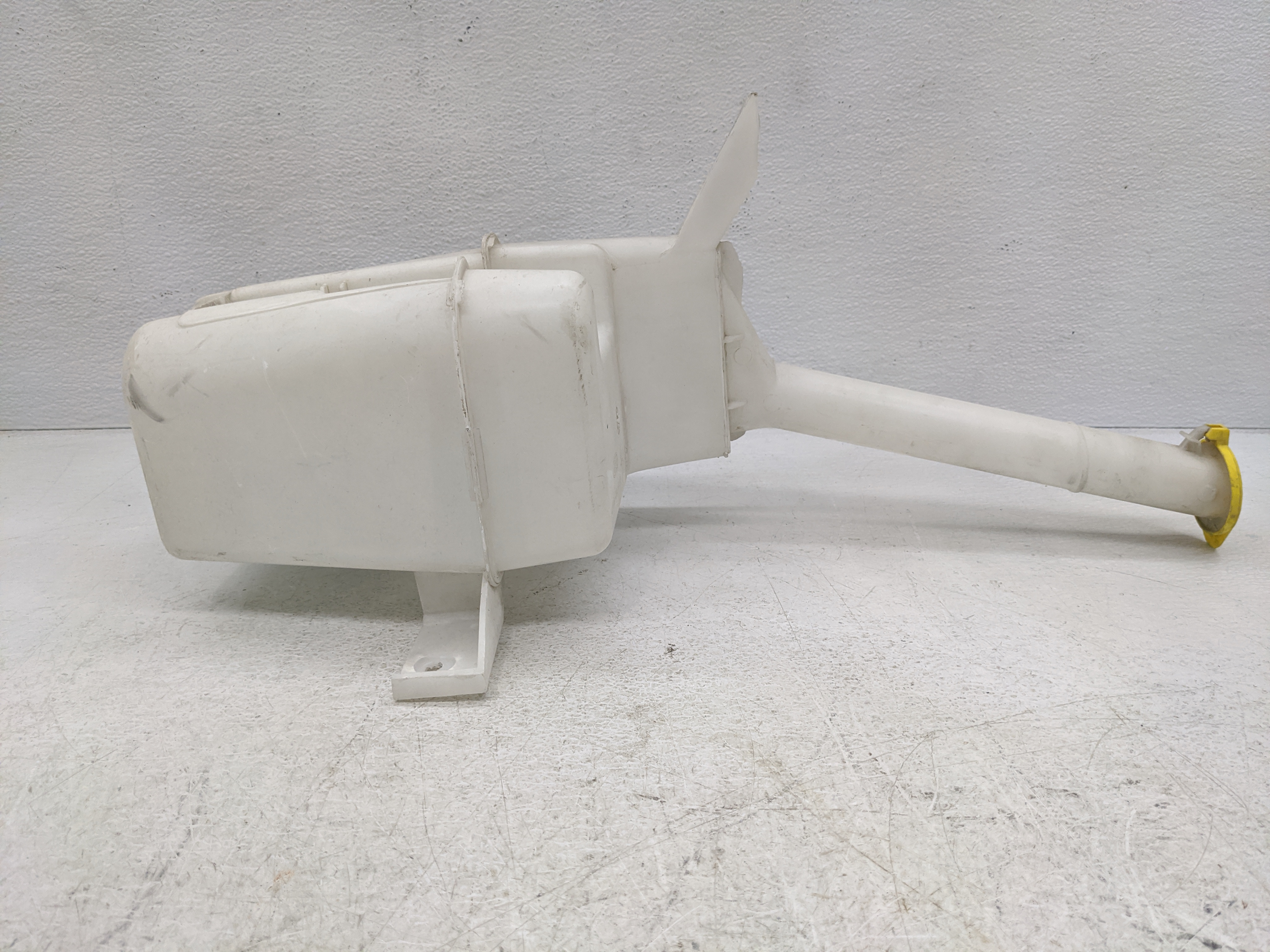 2010-2014 Ford Mustang Windshield Washer Fluid Reservoir Bottle Oem 1082144 - Oemusedautoparts1.com