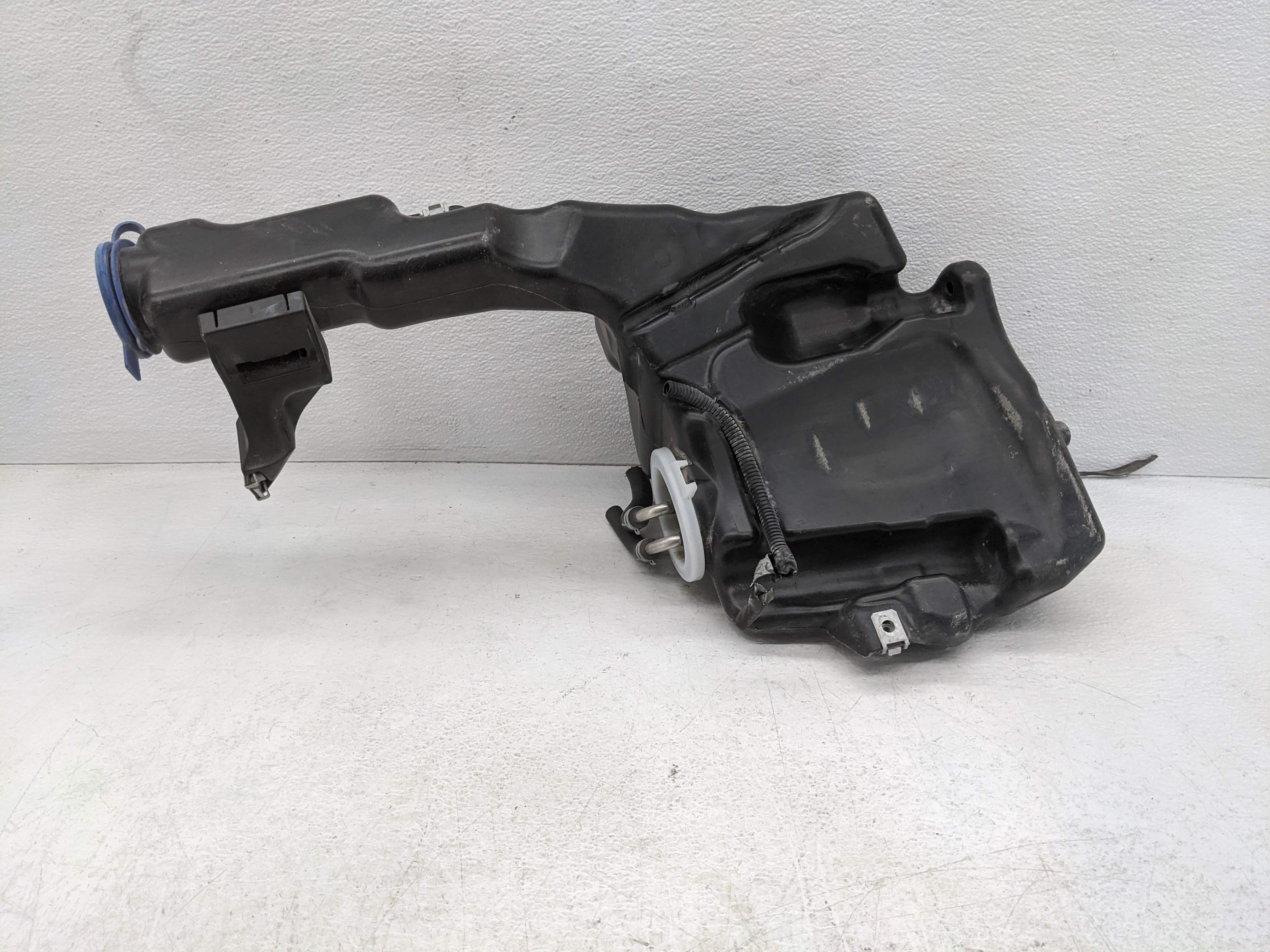 2013 Mercedes-benz C250 Windshield Washer Fluid Reservoir Bottle Oem 1082151 - Oemusedautoparts1.com