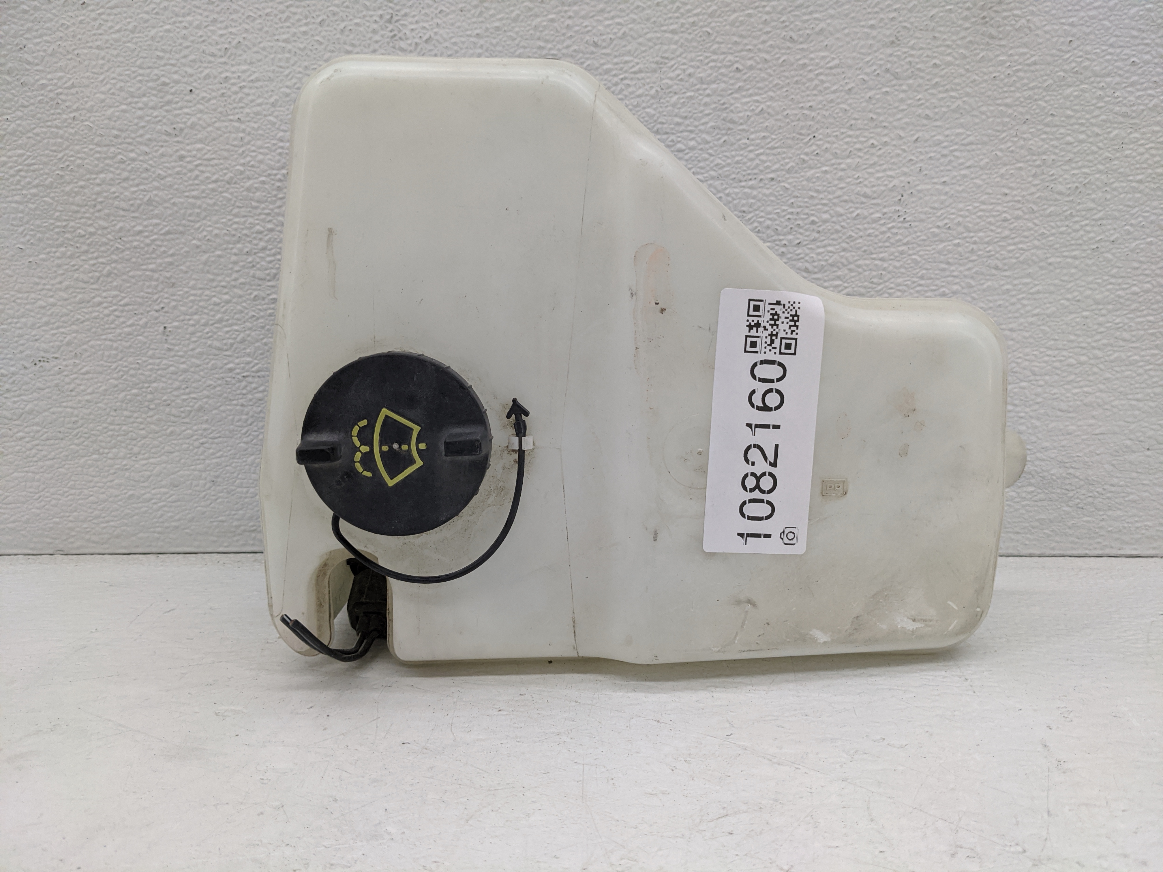2000-2011 Lincoln Town Car Windshield Washer Fluid Reservoir Bottle Oem 1082160 - Oemusedautoparts1.com