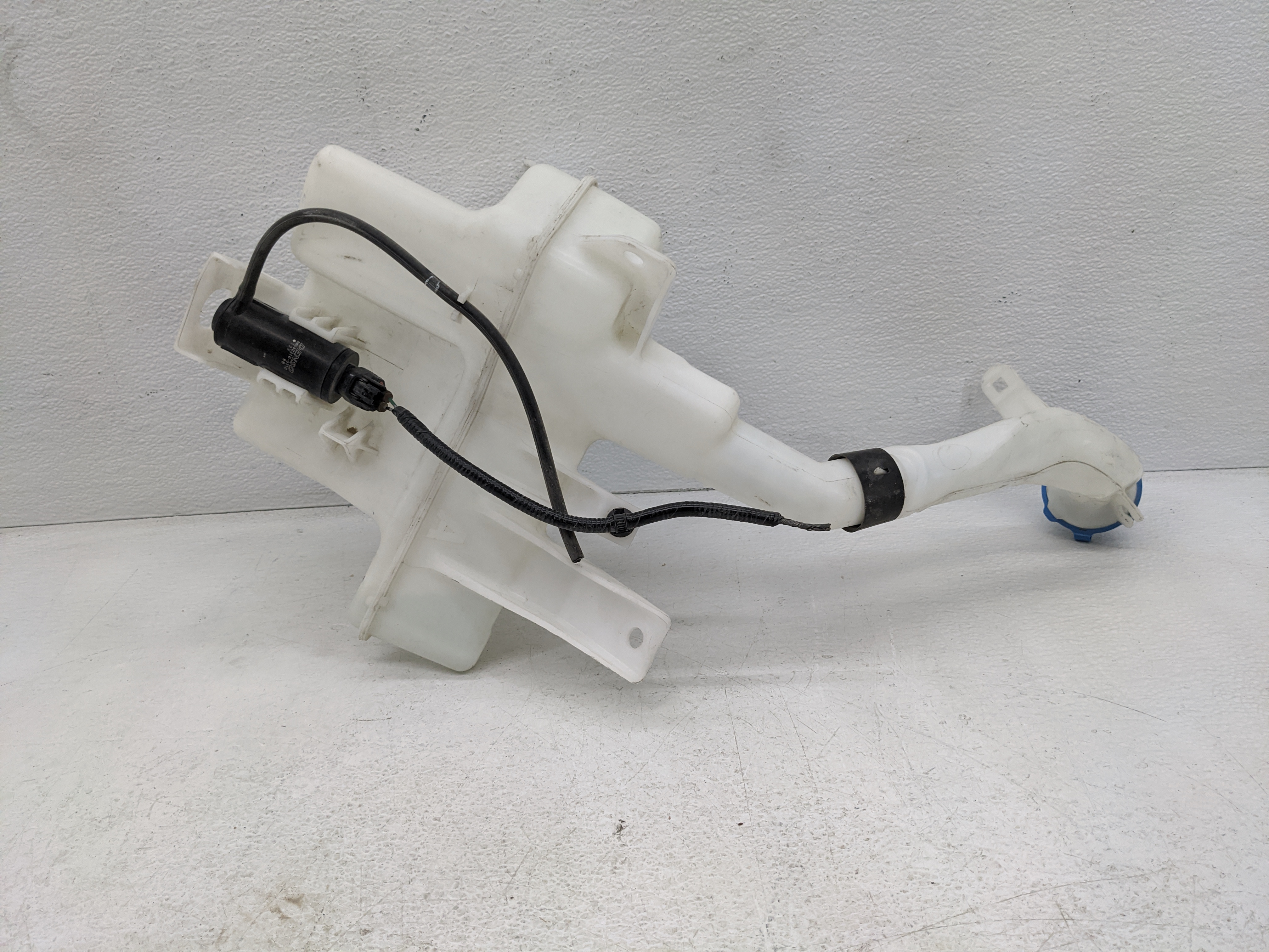 2016 Land Rover Range Rover Sport Windshield Washer Fluid Reservoir Bottle Oem 1082184 - Oemusedautoparts1.com