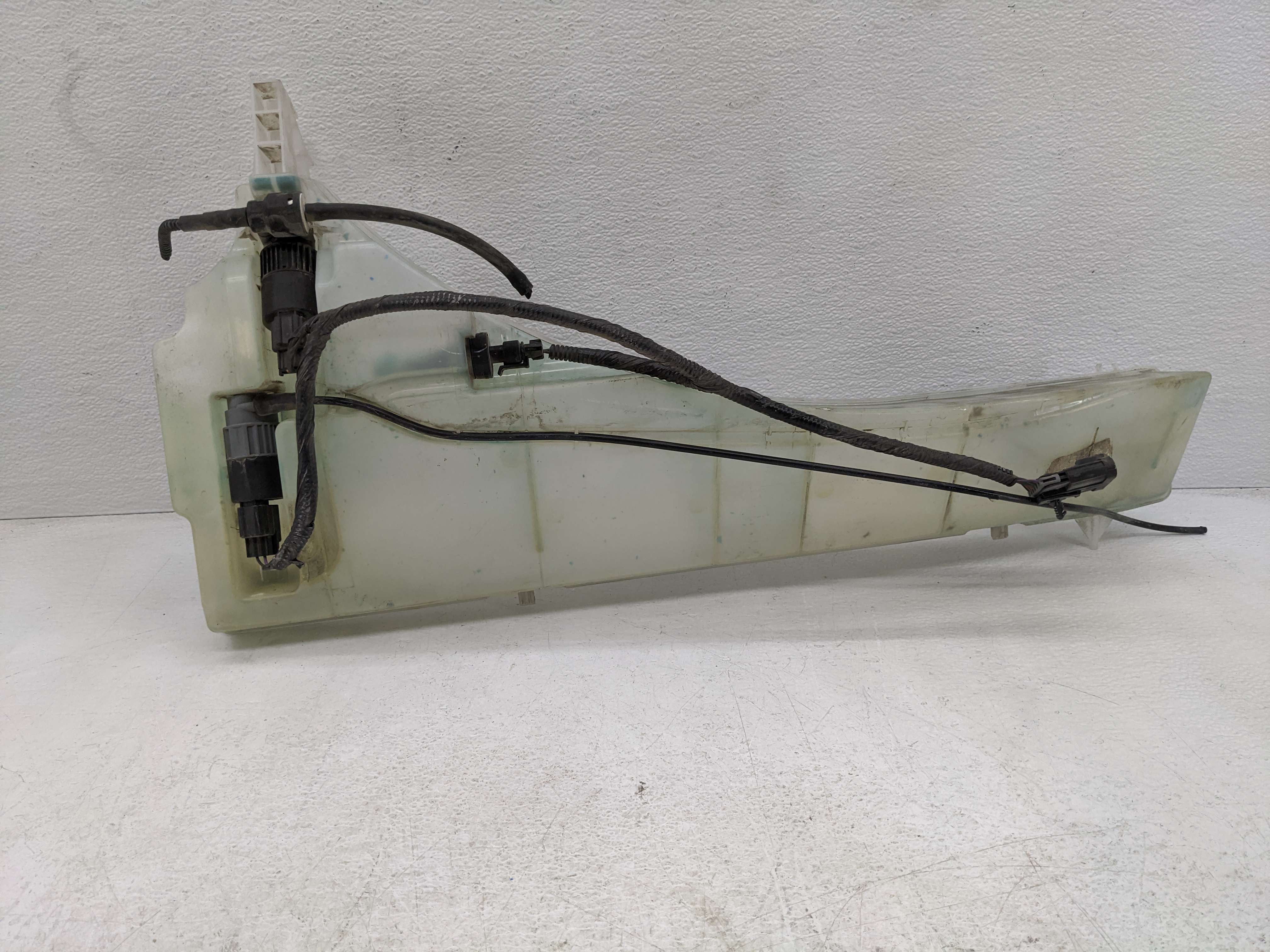 2010-2016 Cadillac Srx Windshield Washer Fluid Reservoir Bottle Oem 1082189 - Oemusedautoparts1.com