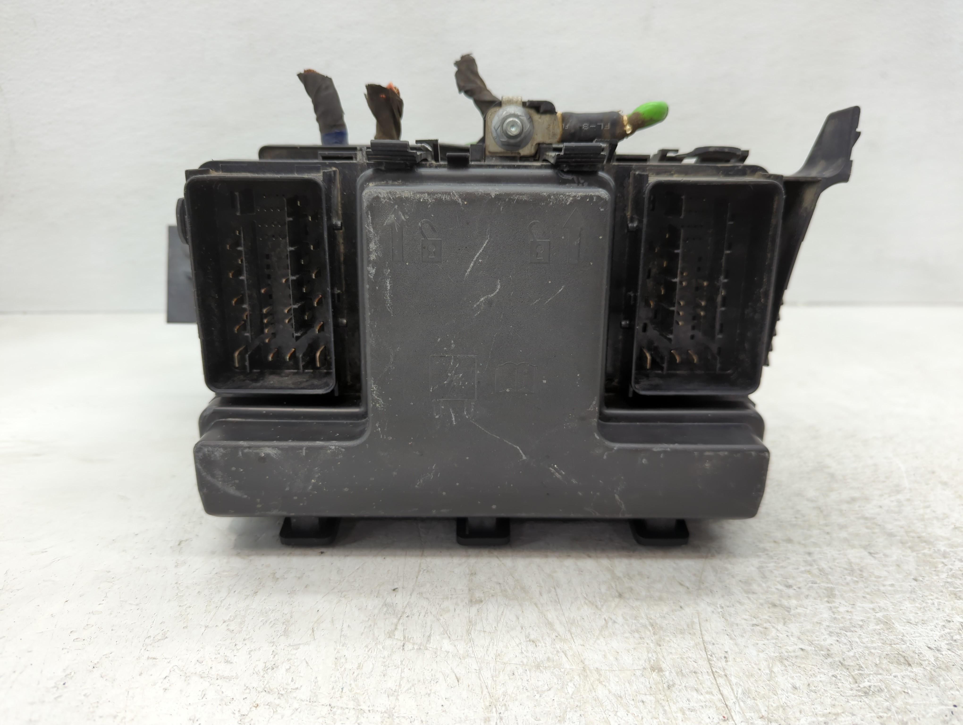 2017-2020 Ford Fusion Fusebox Fuse Box Relay Module G2gt 14a075 Aa 1083121 - Oemusedautoparts1.com