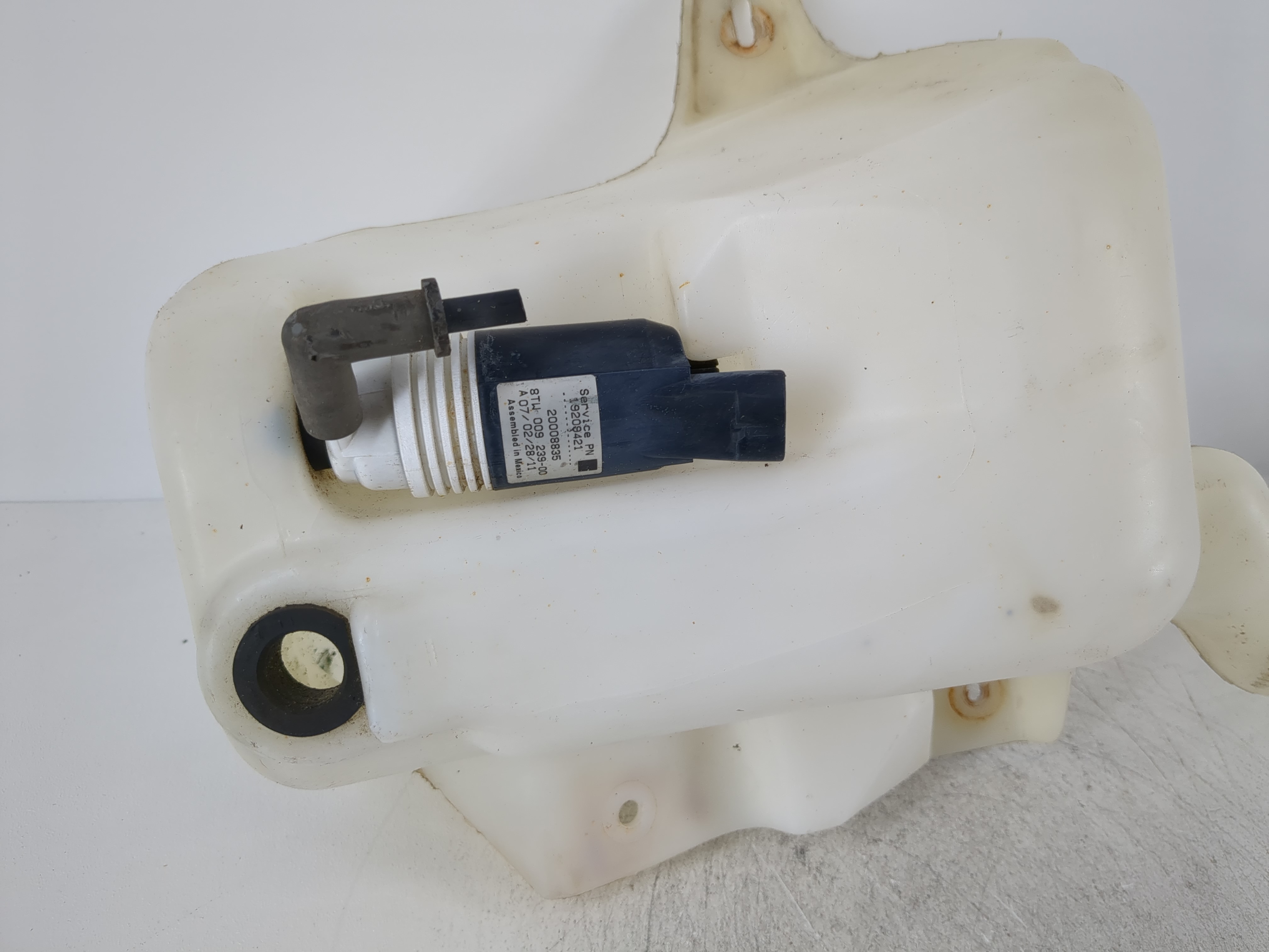 2006-2011 Buick Lucerne Windshield Washer Fluid Reservoir Bottle Oem 1083505 - Oemusedautoparts1.com