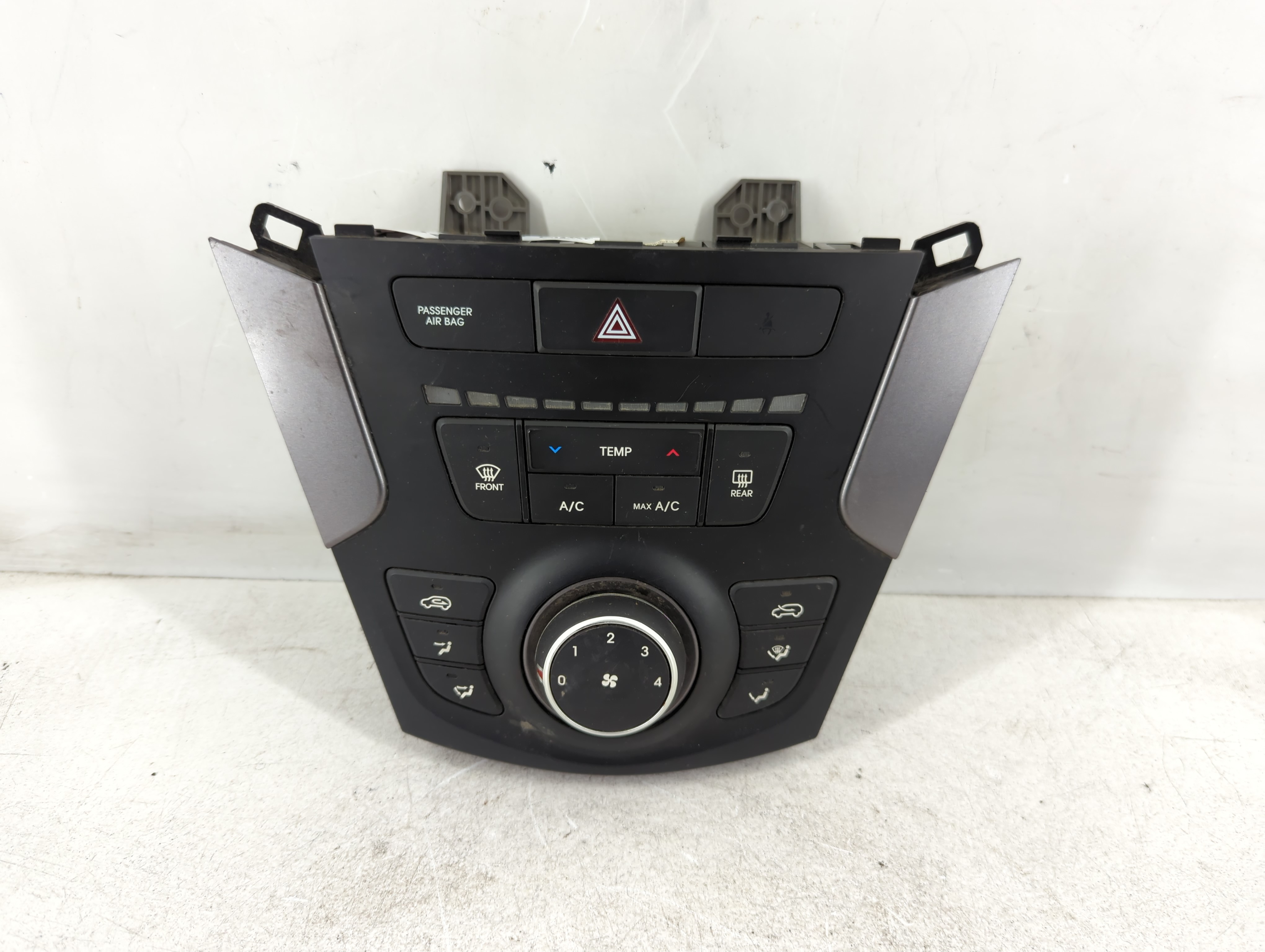 2013-2016 Hyundai Santa Fe Ac Heater Climate Control 97250-4z000 1084667 - Oemusedautoparts1.com
