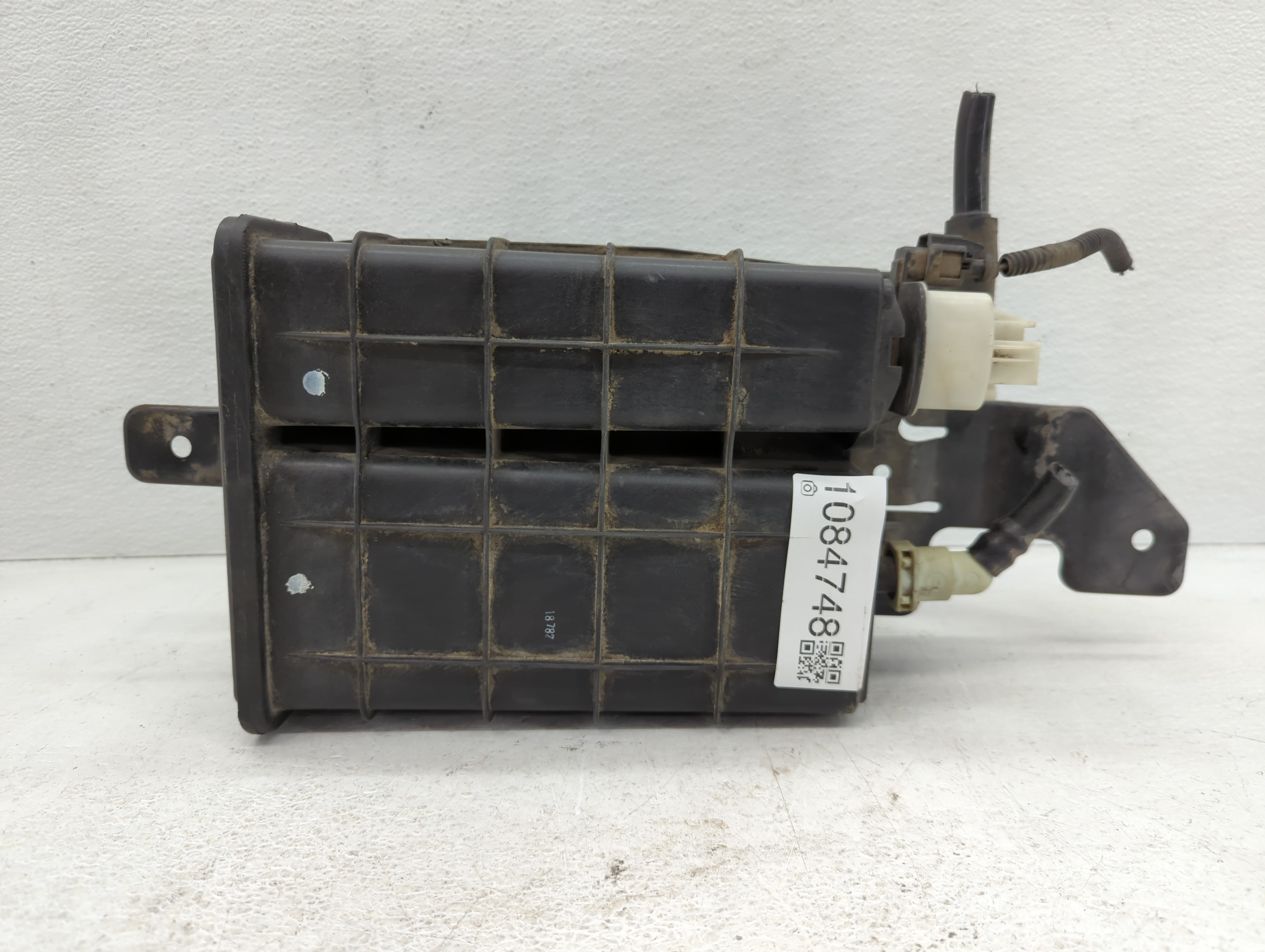 2009 Dodge Journey Fuel Vapor Charcoal Canister 1084748 - Oemusedautoparts1.com