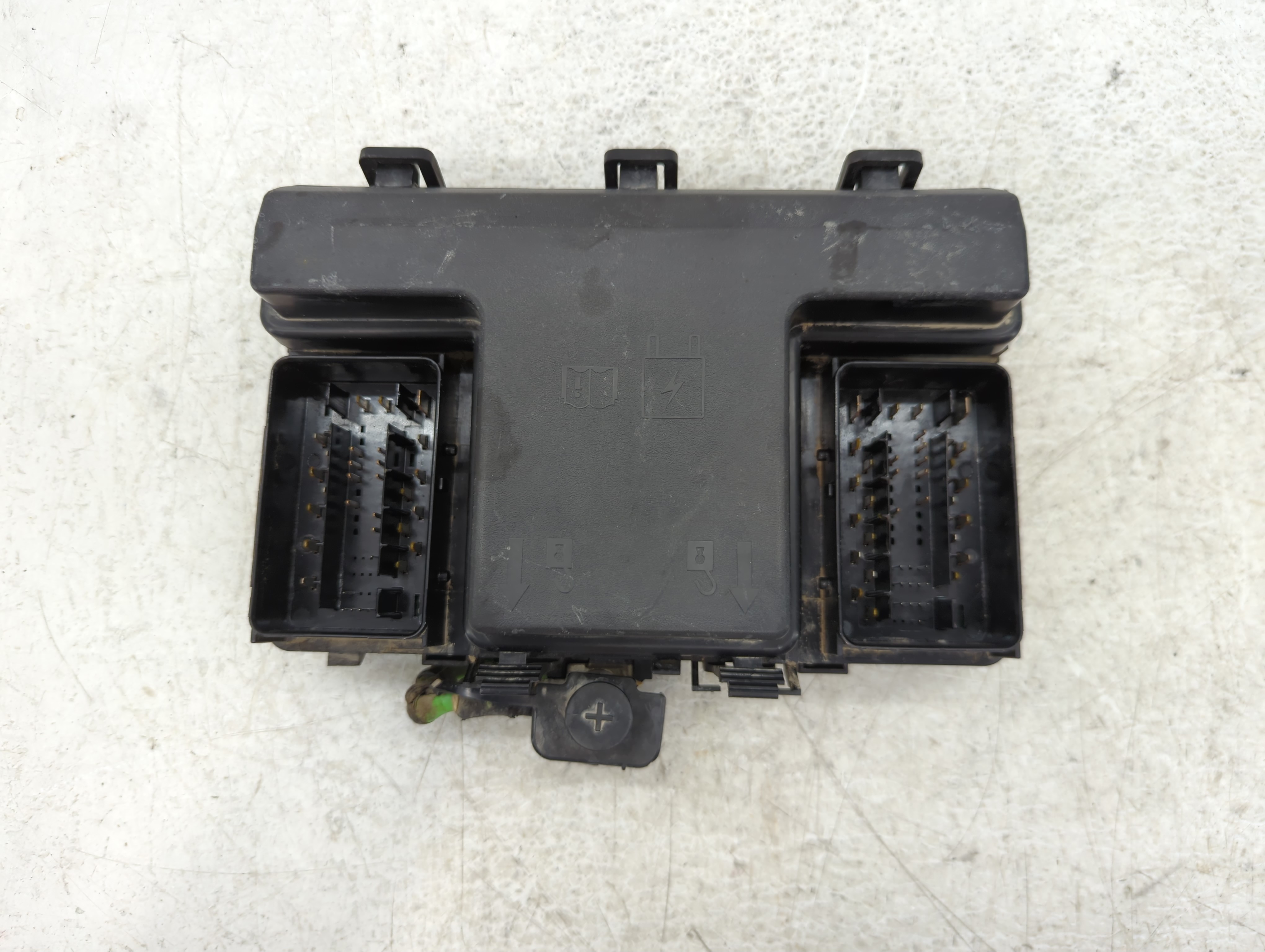 2017-2020 Ford Fusion Fusebox Fuse Box Relay Module G2gt-14a075 Aa 1085952 - Oemusedautoparts1.com