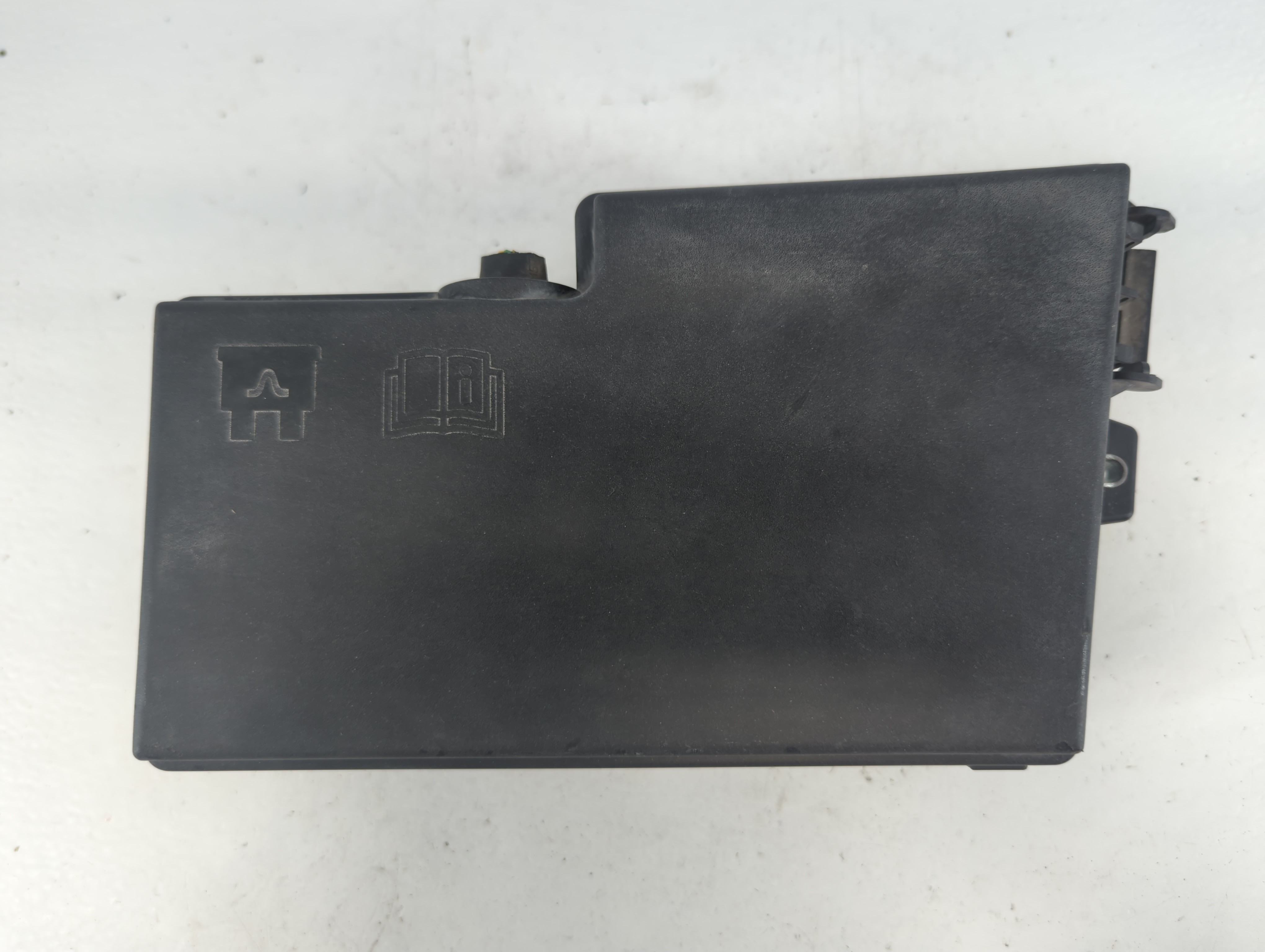 Picture of 2008-2010 Volvo S40 Fusebox Fuse Box Relay Module 8688040 1086255
