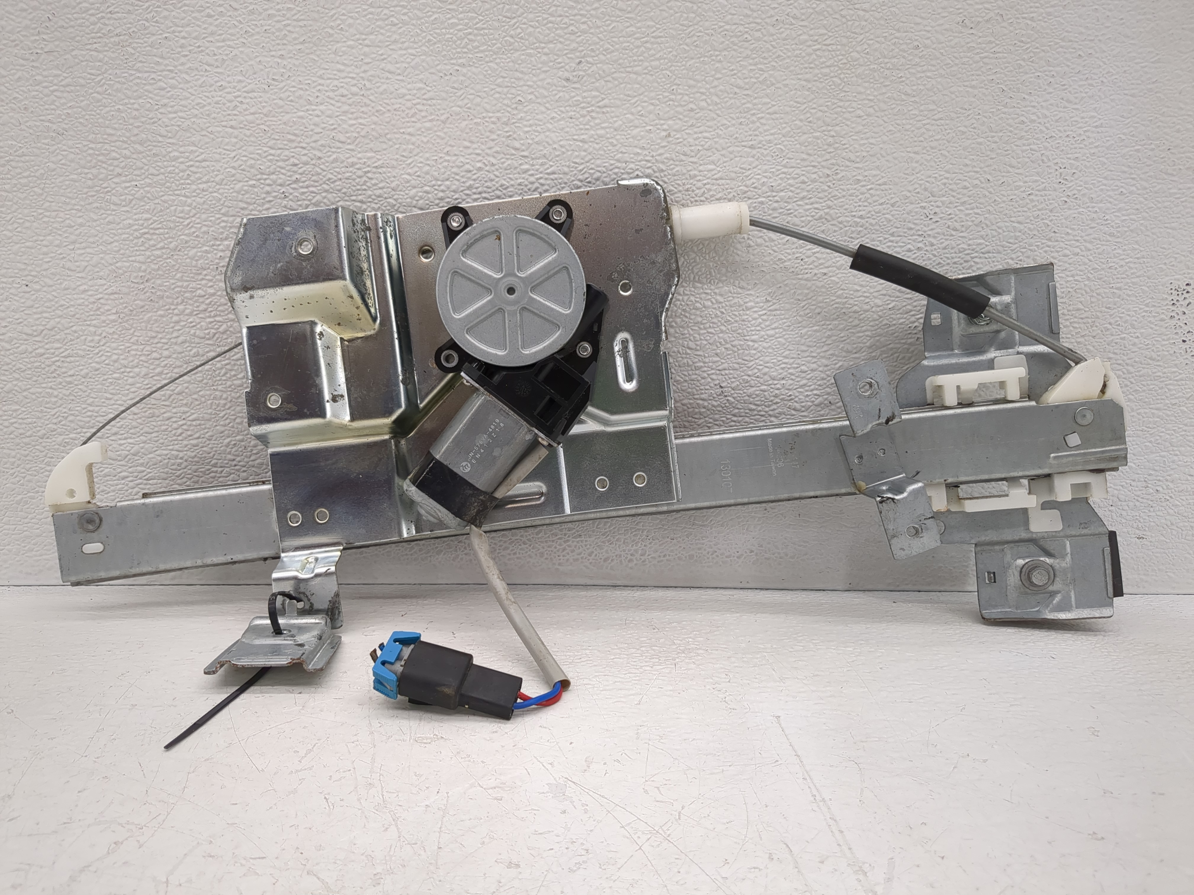 2006-2011 Buick Lucerne Window Regulator Passenger Front 1086332 - Oemusedautoparts1.com