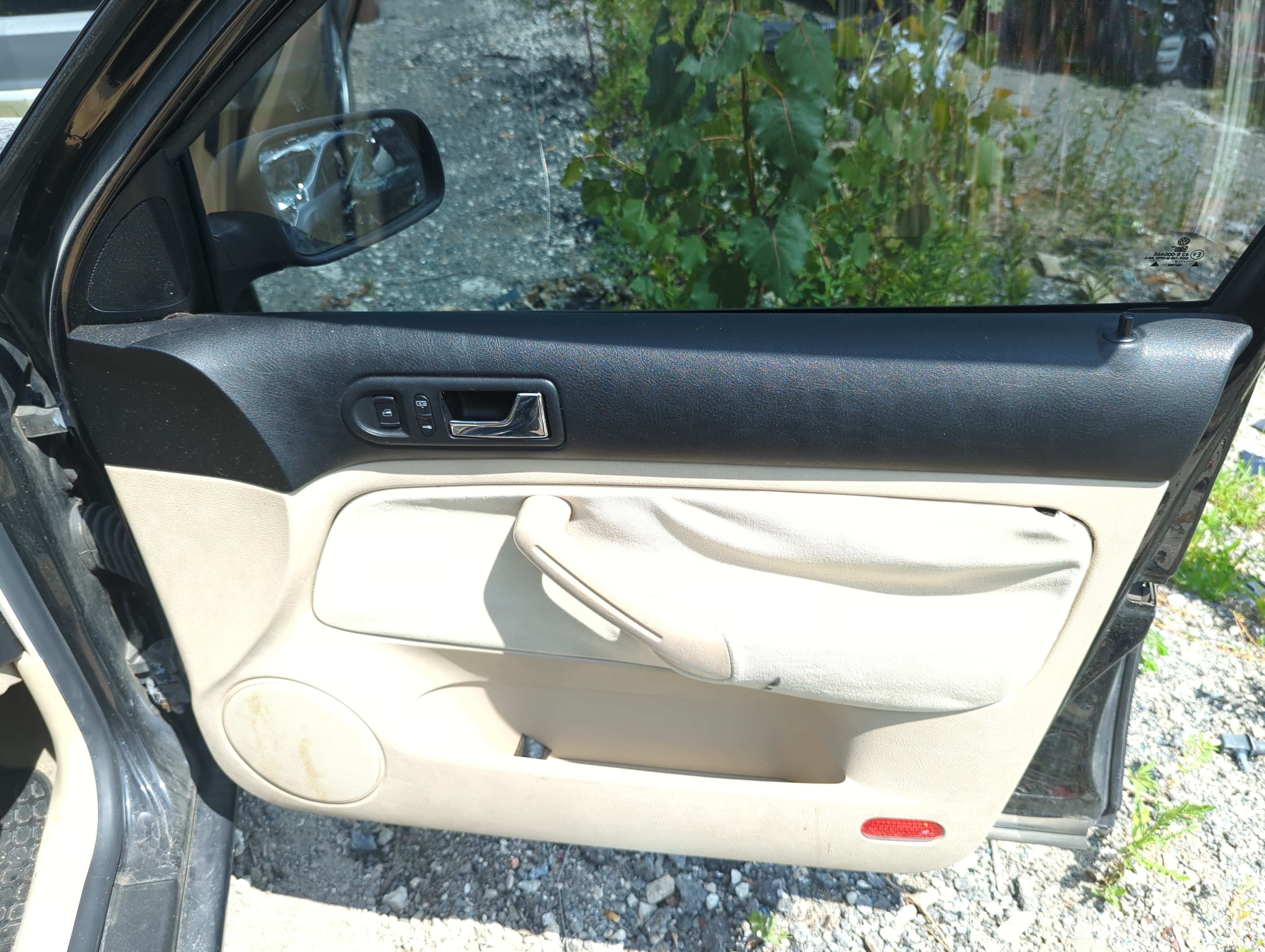 Picture of 2002 Volkswagen Jetta Front Right Passenger Interior Door Panel Trim 1087206