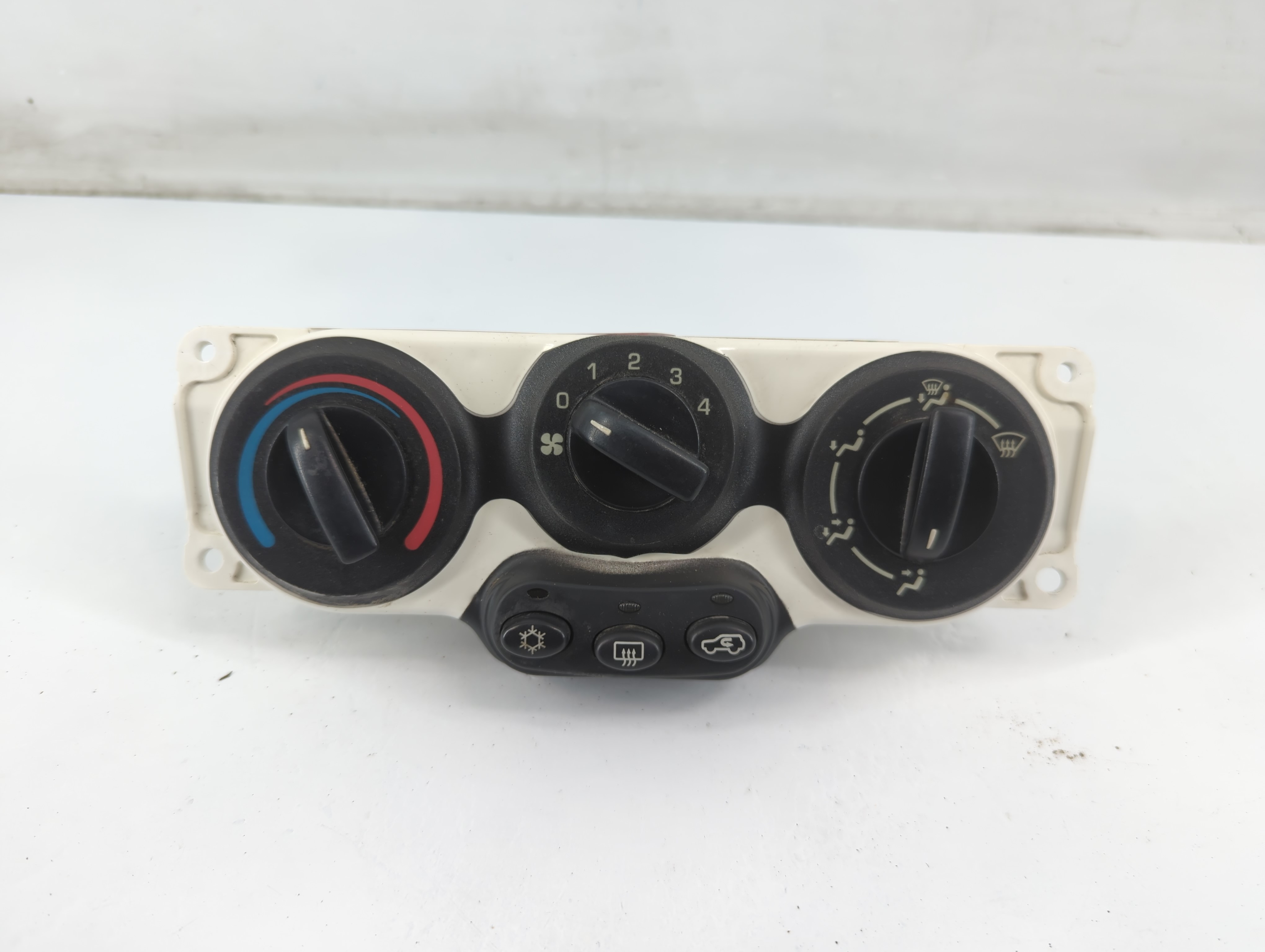2004-2005 Saturn Vue Ac Heater Climate Control 22723822 1088110 - Oemusedautoparts1.com